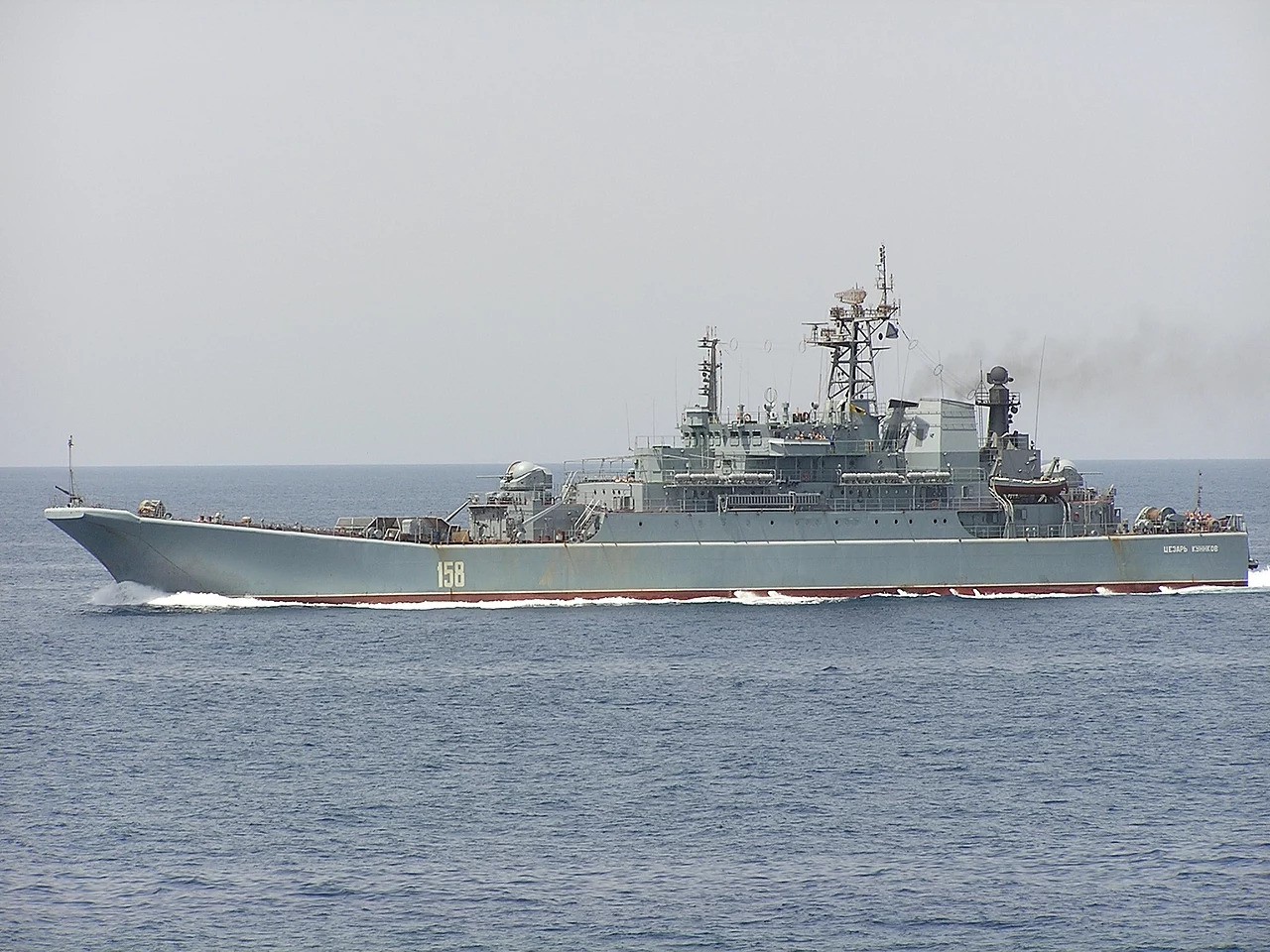 Az ukránok elsüllyesztették az egyik nagy orosz partraszállító hajót a Krímnél, állítják