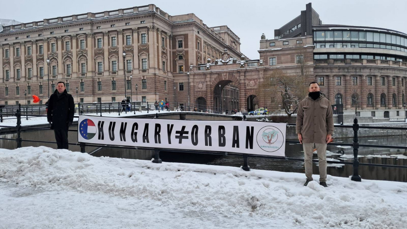 Magyar tüntetők molinót feszítettek ki a svéd parlament előtt azzal a felirattal, hogy Magyarország nem egyenlő Orbánnal