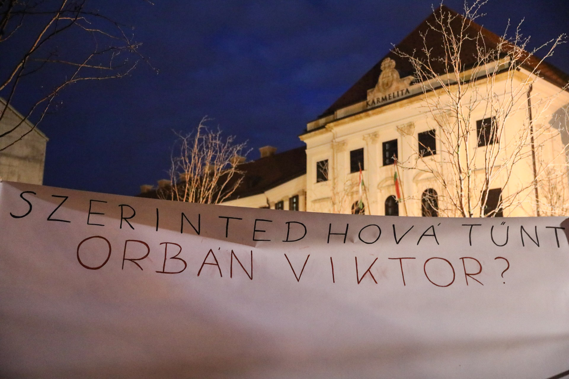 Orbán és Rogán ellen tüntet a Momentum a Karmelitánál