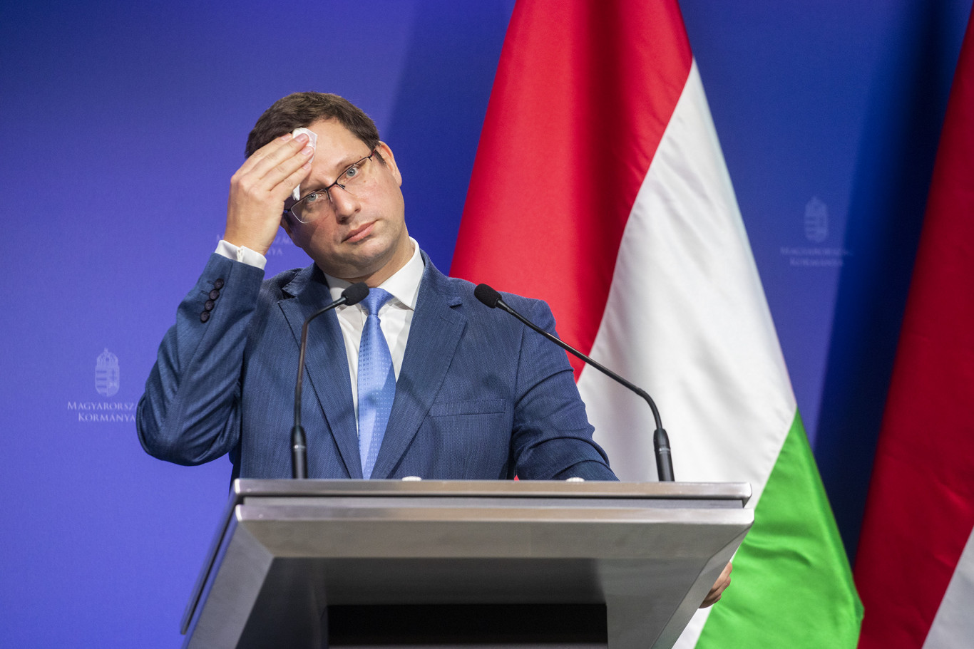 Szentkirályi Alexandra szerint ő csak technikai díjátadó volt, amikor kitüntette a bicskei gyermekotthon pedofil vezetőjét