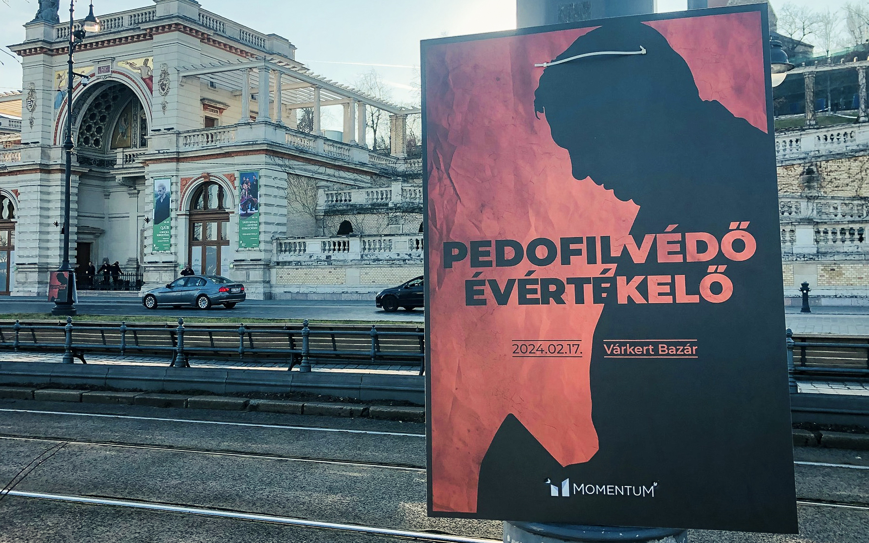 „Pedofilvédő évértékelő” plakátokkal dekorálta ki a Momentum a Várkert Bazár környékét