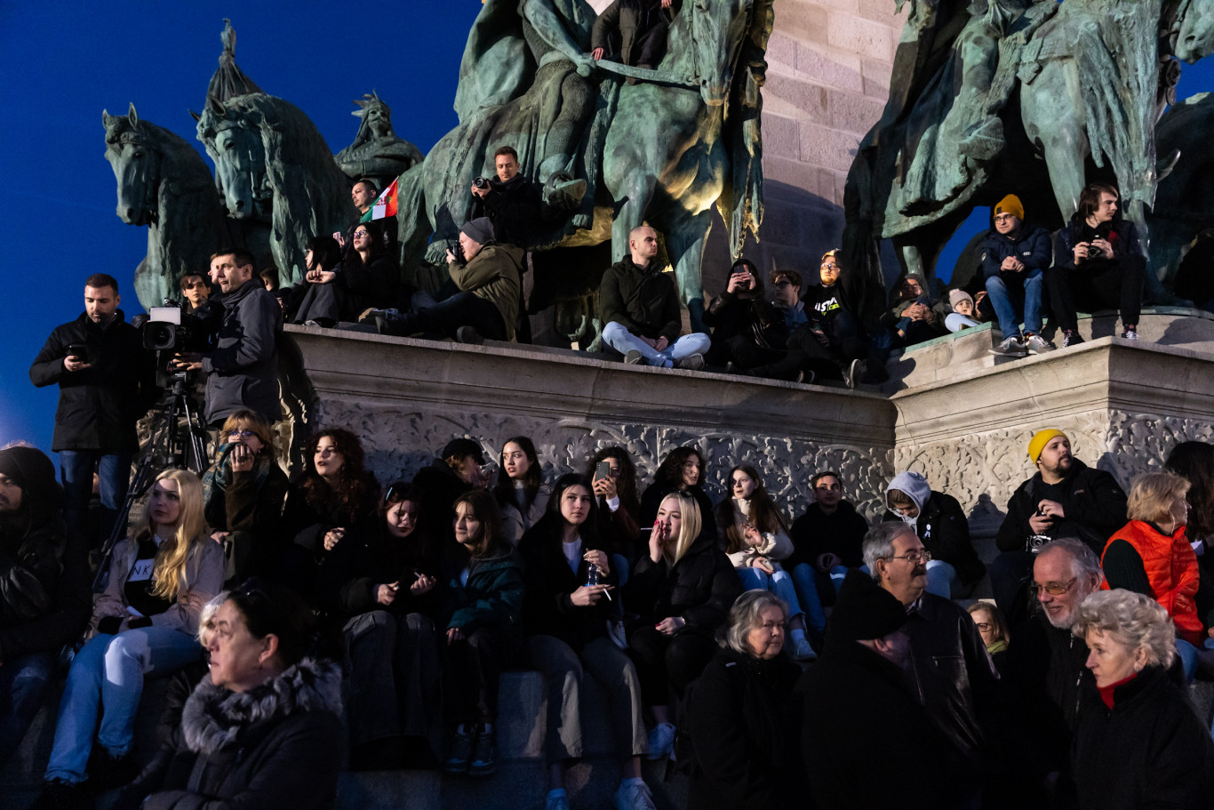 Az áldozatokért és a gyerekekért tüntetnek a Hősök terén