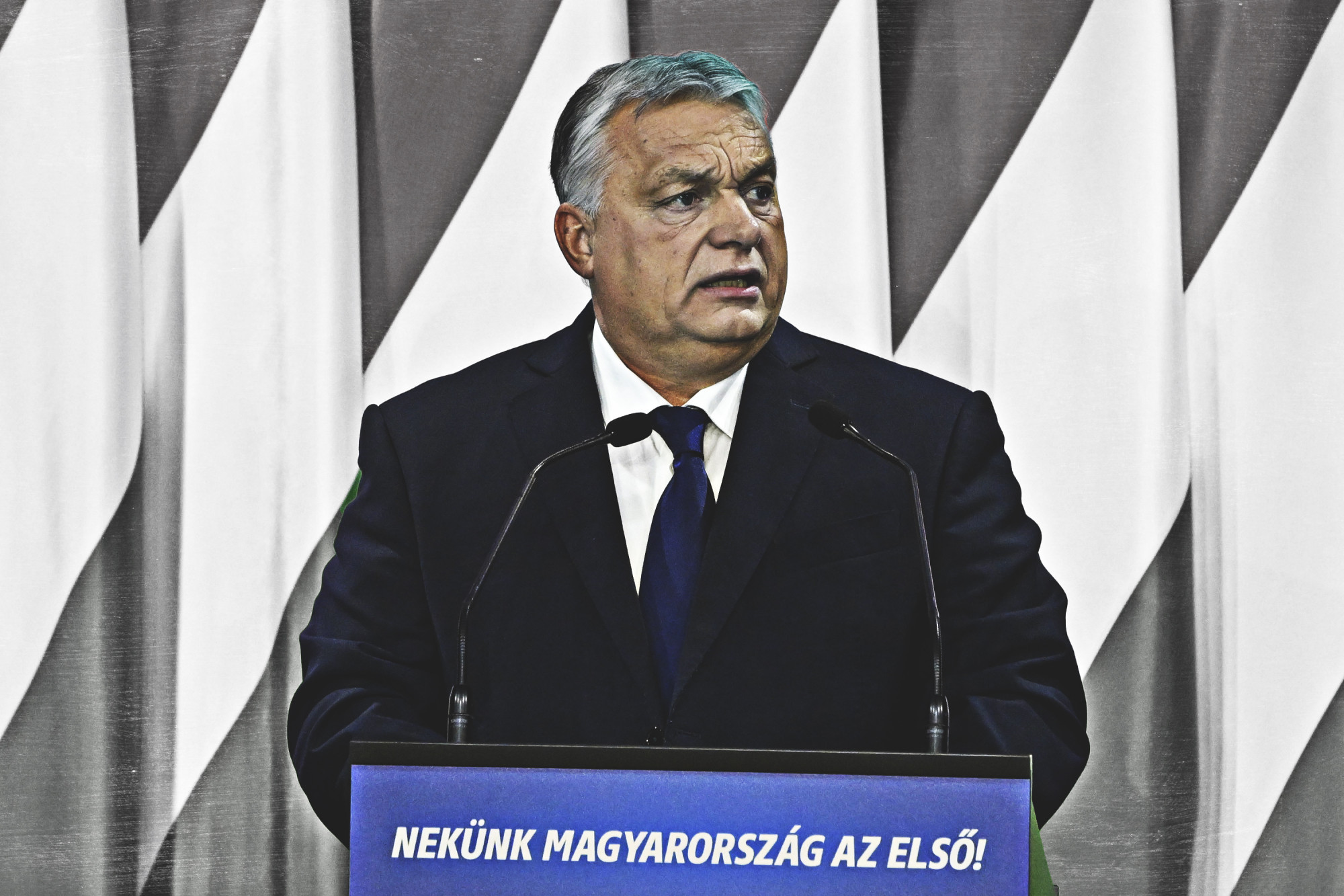 „Orbán gyáva, hatalommániás emberként elmenekült a felelősség elől, két asszony szoknyája mögé bújt”