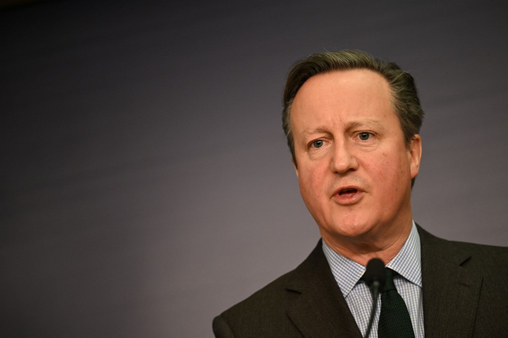 David Cameron foggal-körömmel ragaszkodik a Falkland-szigetekhez