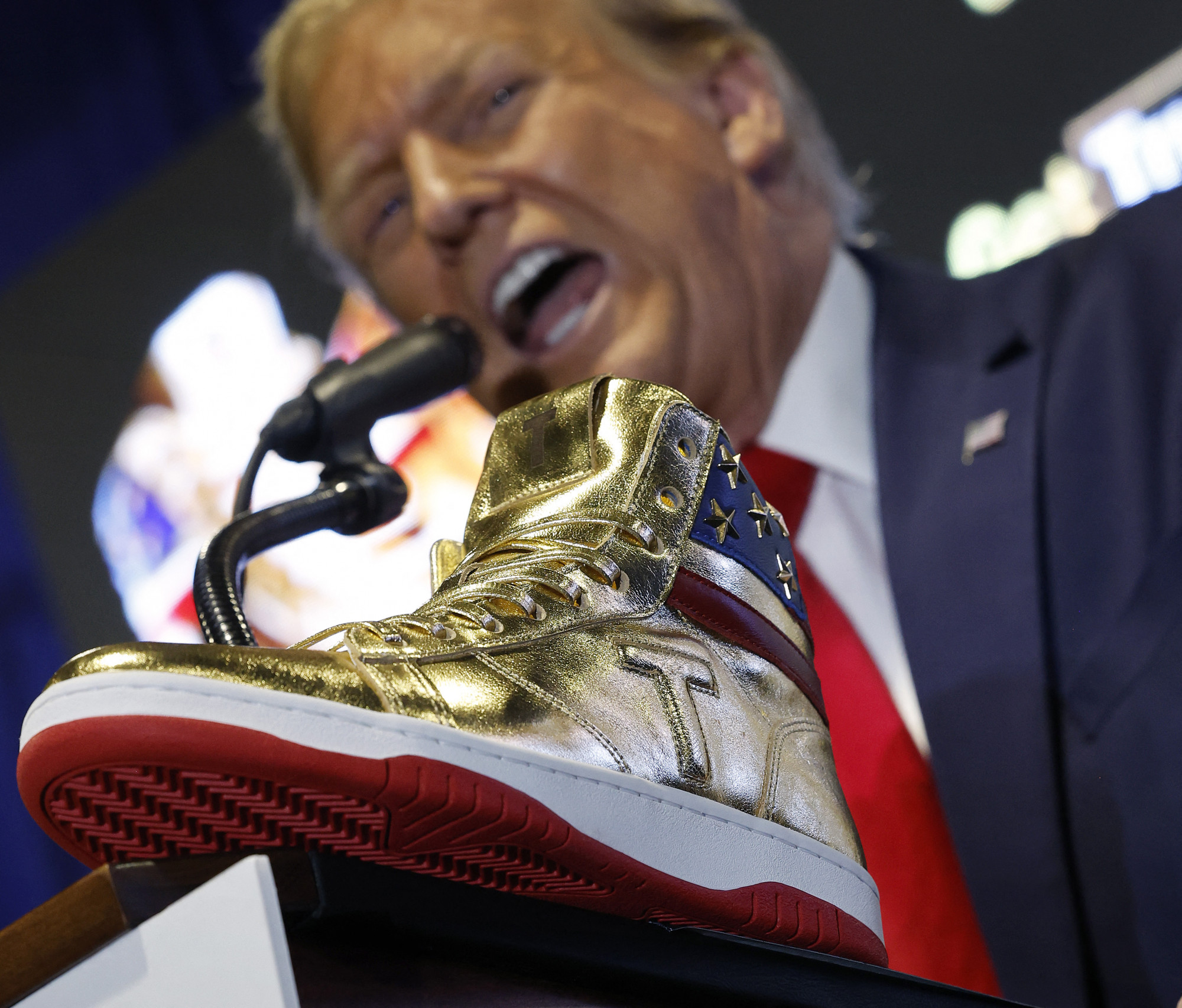 Aranyszínű sneaker piacra dobásával hozná rendbe pénzügyeit Donald Trump