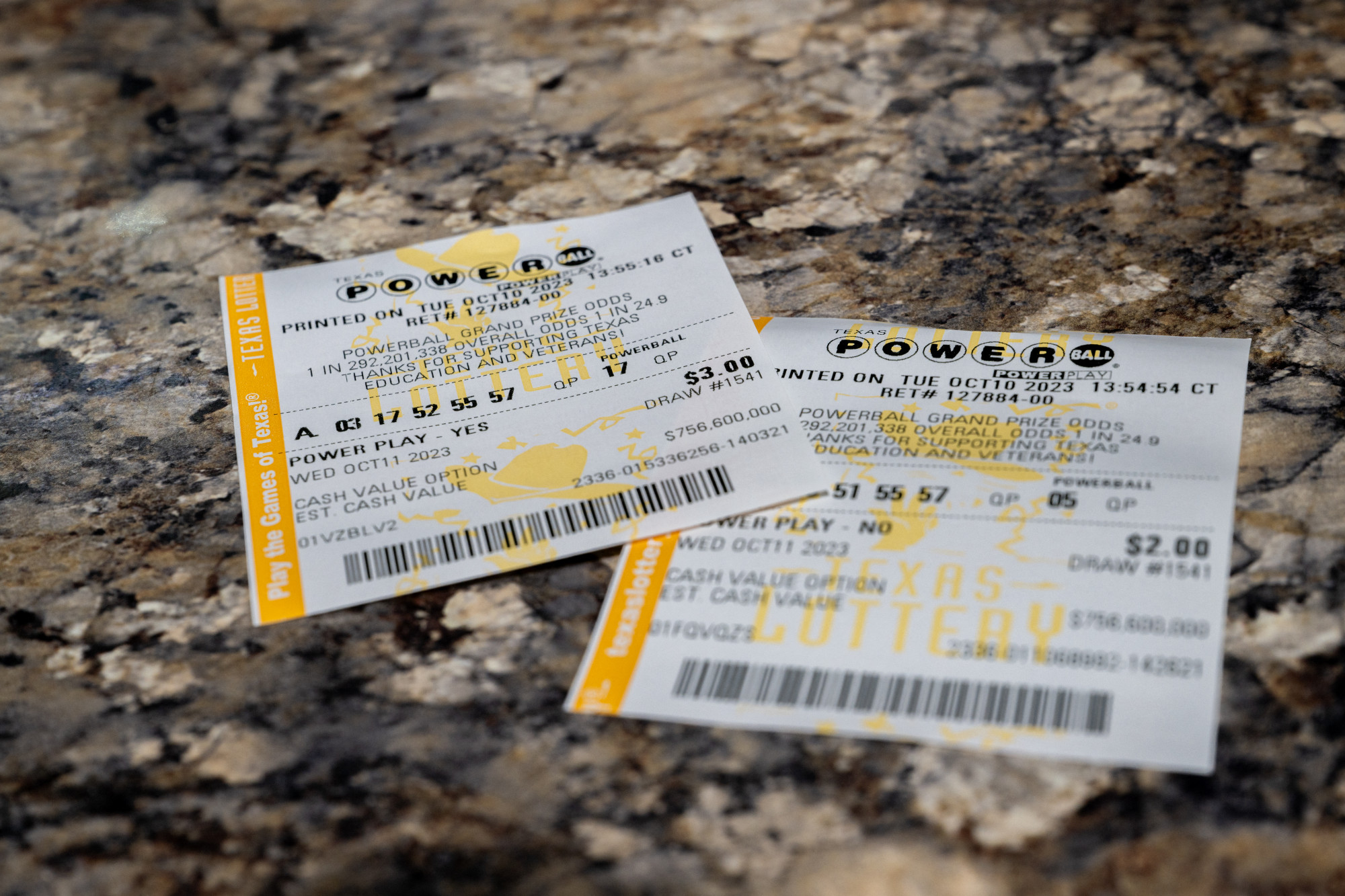 Egy amerikai férfi pereskedik, miután azt hitte, hogy megnyerte a lottó 340 millió dolláros fődíját