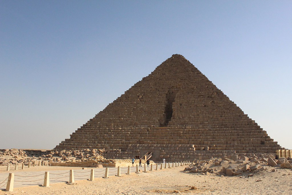A nemzetközi felháborodás miatt mégsem renoválják a gízai Menkauré-piramist