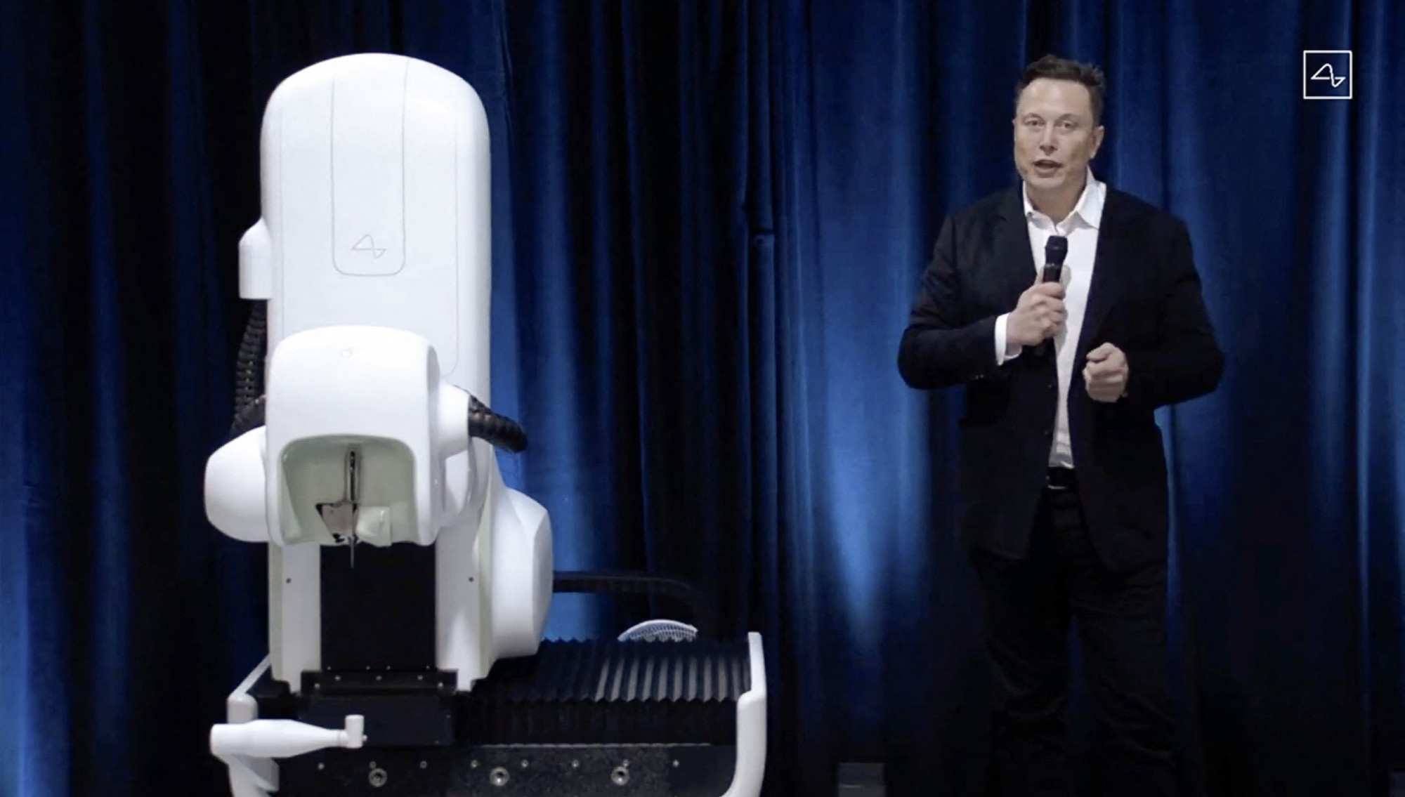 Elon Musk szerint már a gondolataival irányítja a kurzort az első ember, akinek Neuralink-chipet ültettek az agyába