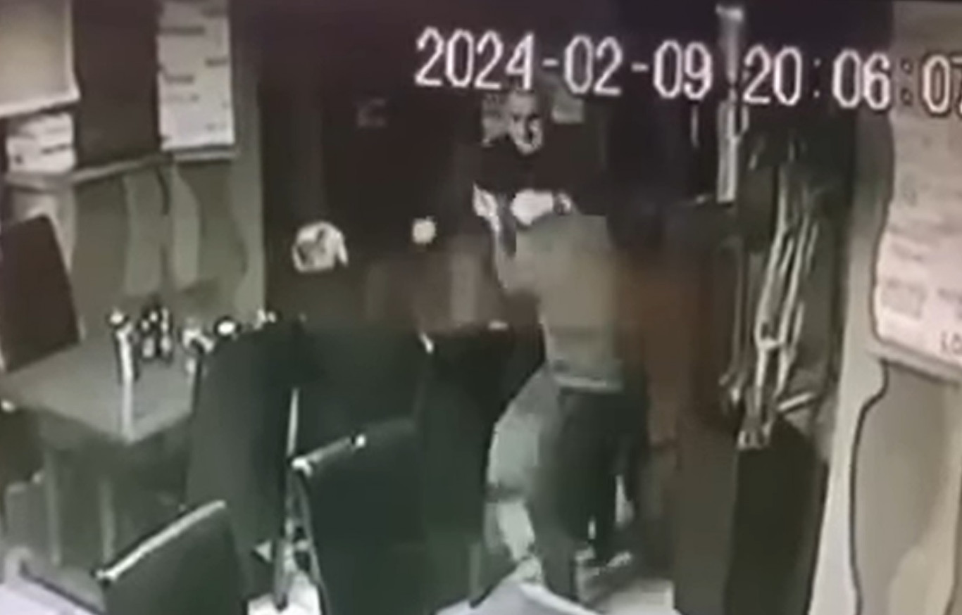 Videó készült arról, ahogy két fideszes városvezető összeverekedett egy keceli kocsmában
