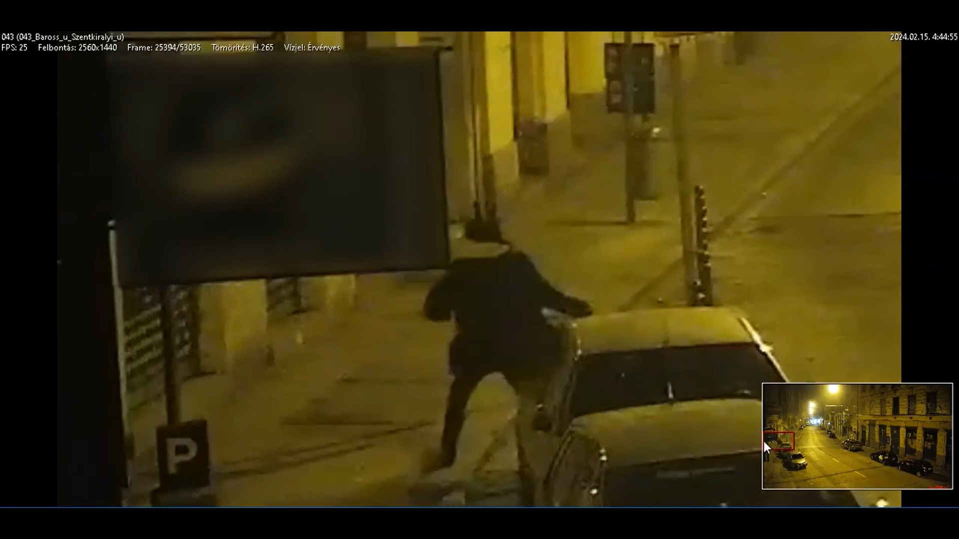 Elkapták a férfit, aki egy vasrúddal betörte a józsefvárosi Fidesz-iroda ajtóüvegét