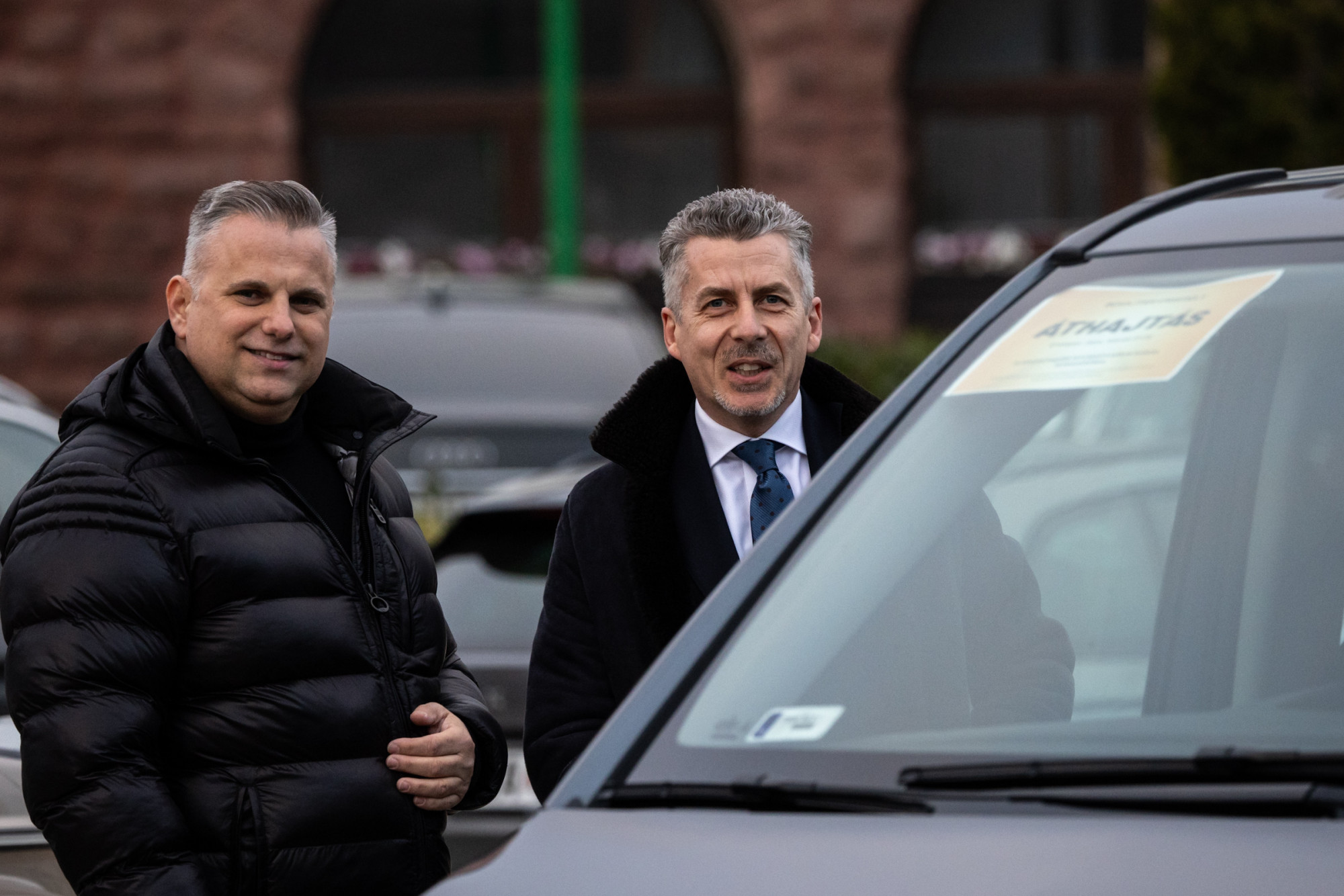 Rákay Philippel, Bayerrel és megafonos erősítéssel készül a sorok rendezésére a Fidesz-frakció