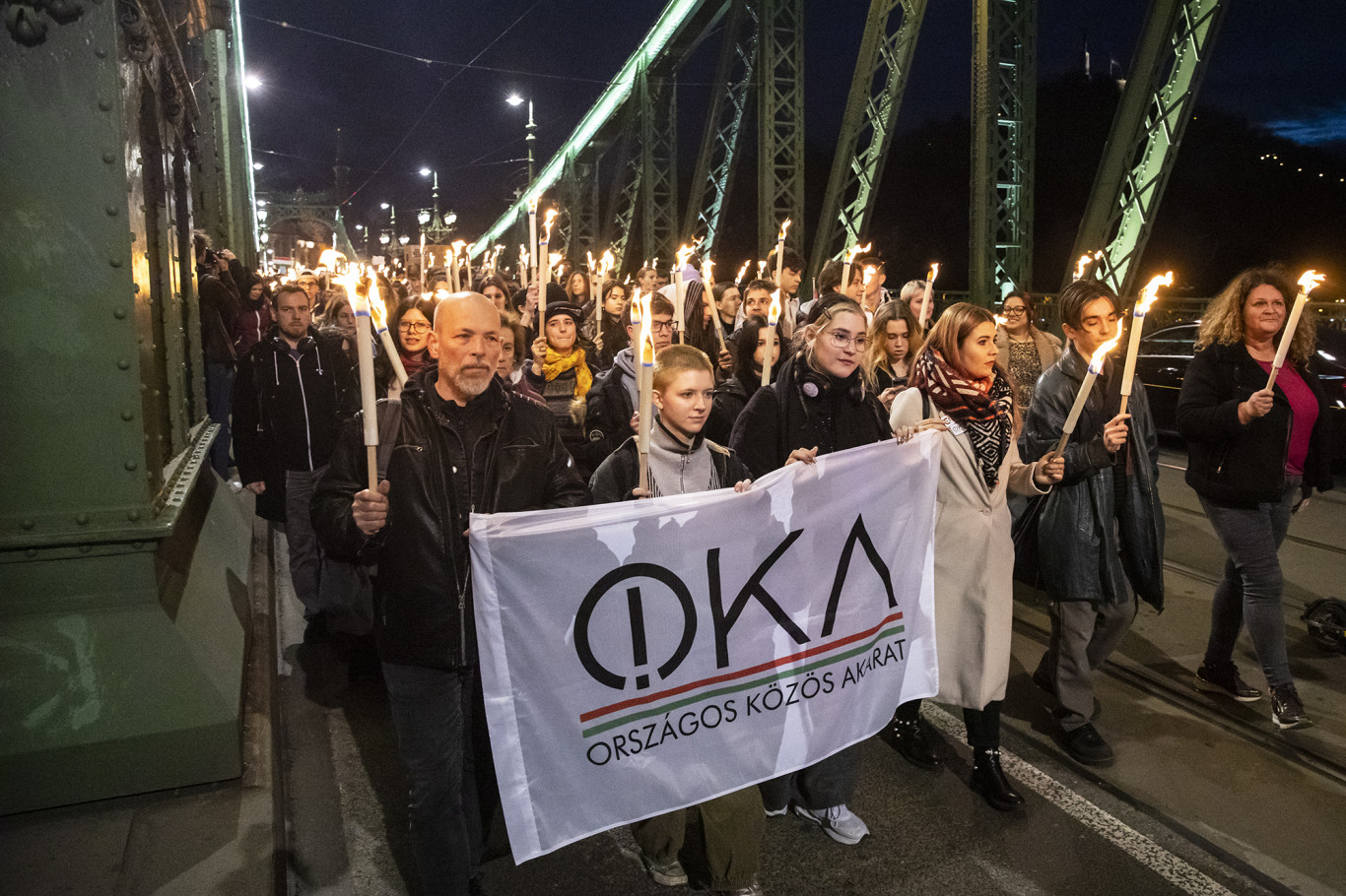 Fáklyás felvonulással követelték a bűnösök megnevezését