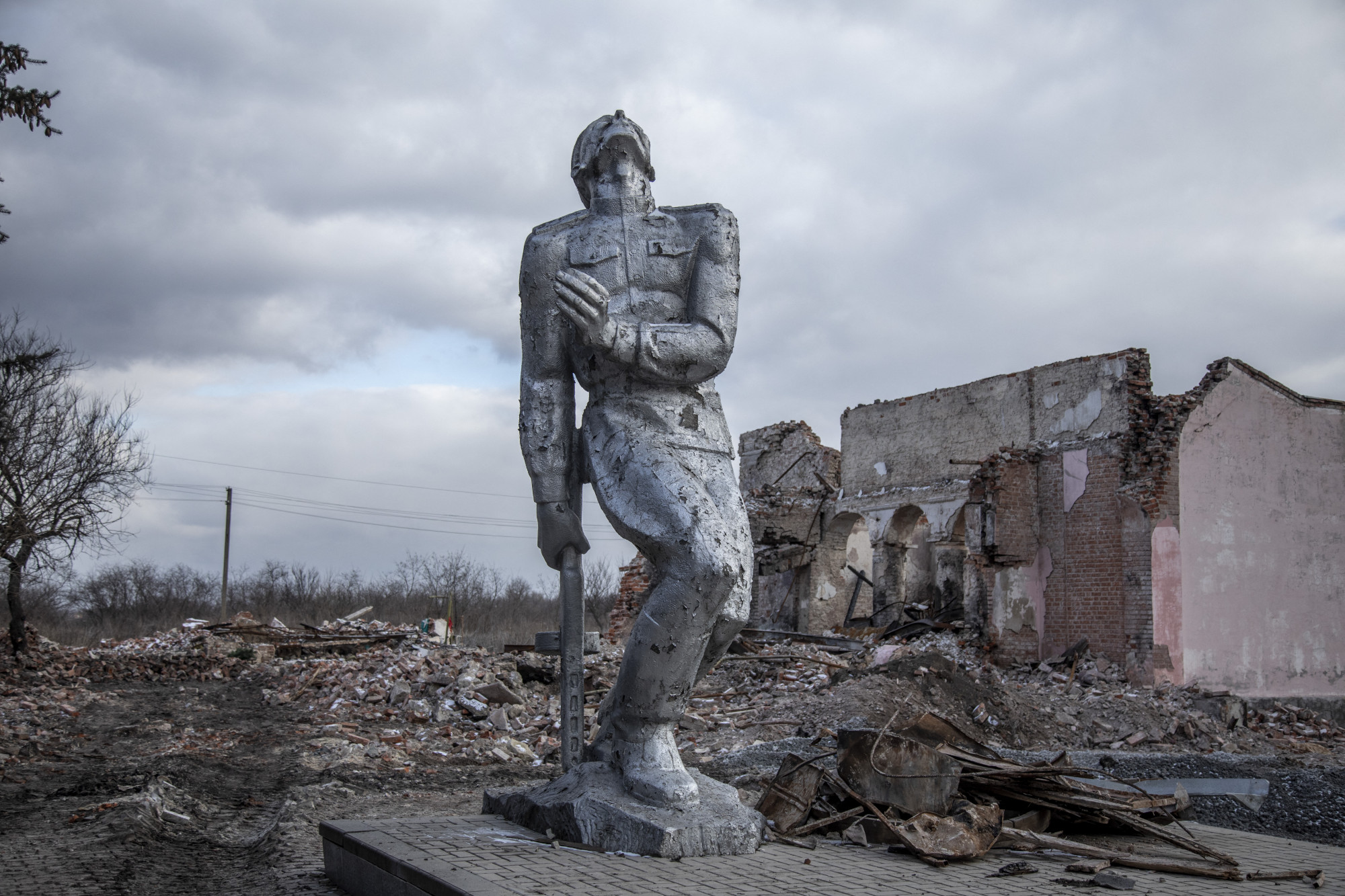 Az elesett harcos szovjet emlékműve Avgyijivka szétlőtt házai közt, fabruár 20.