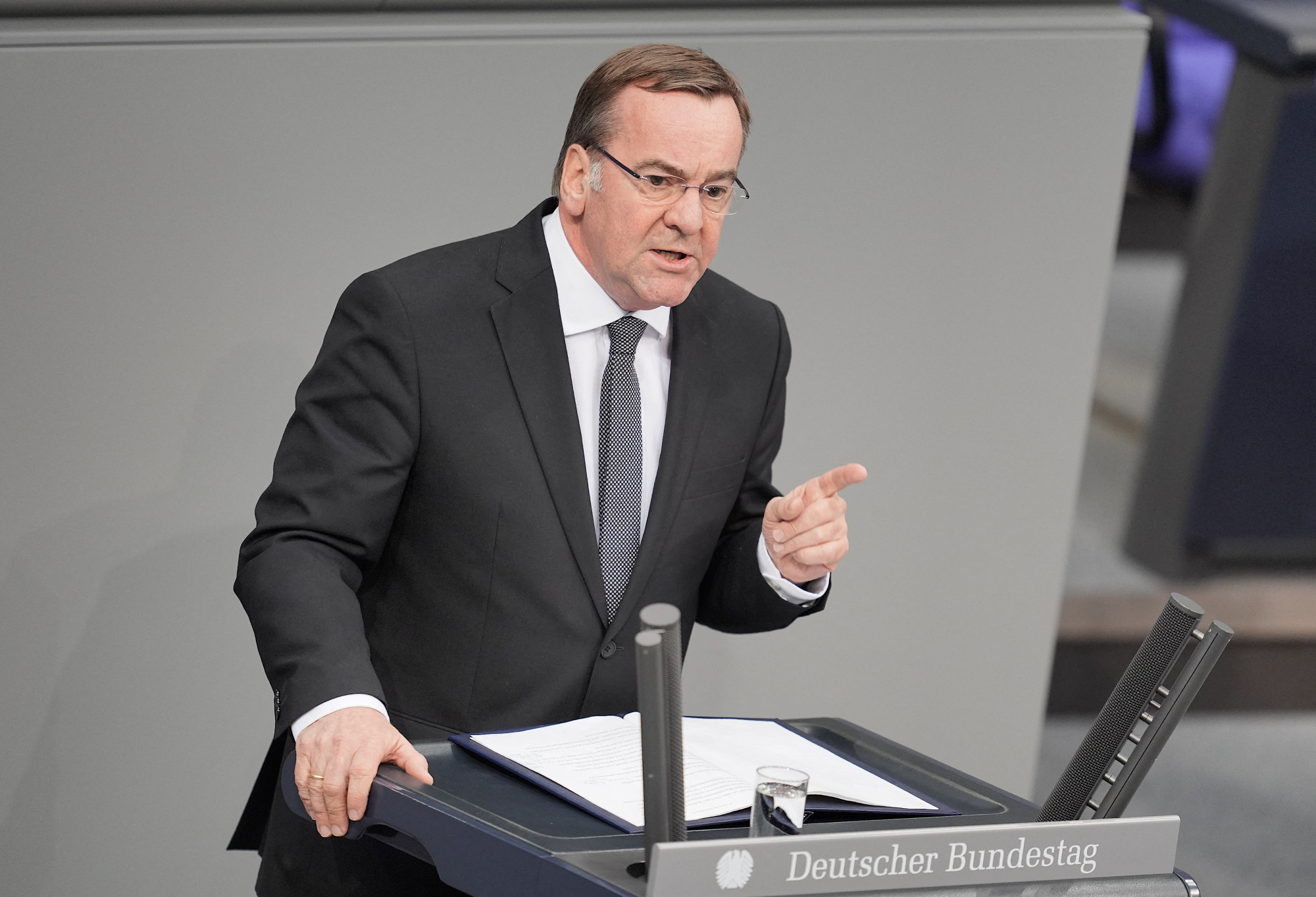 Orosz dezinformációs támadásnak nevezte a német védelmi miniszter, hogy kiszivárgott a légierő tisztjeinek beszélgetése