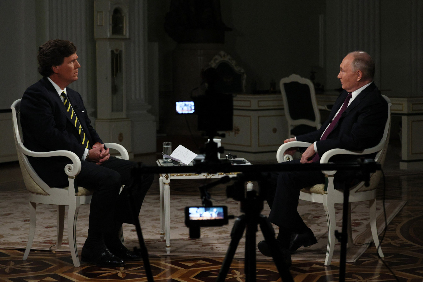 Az orosz iskolák egy részében „edukációs célokra” kell használni Tucker Carlson interjúját Putyinnal