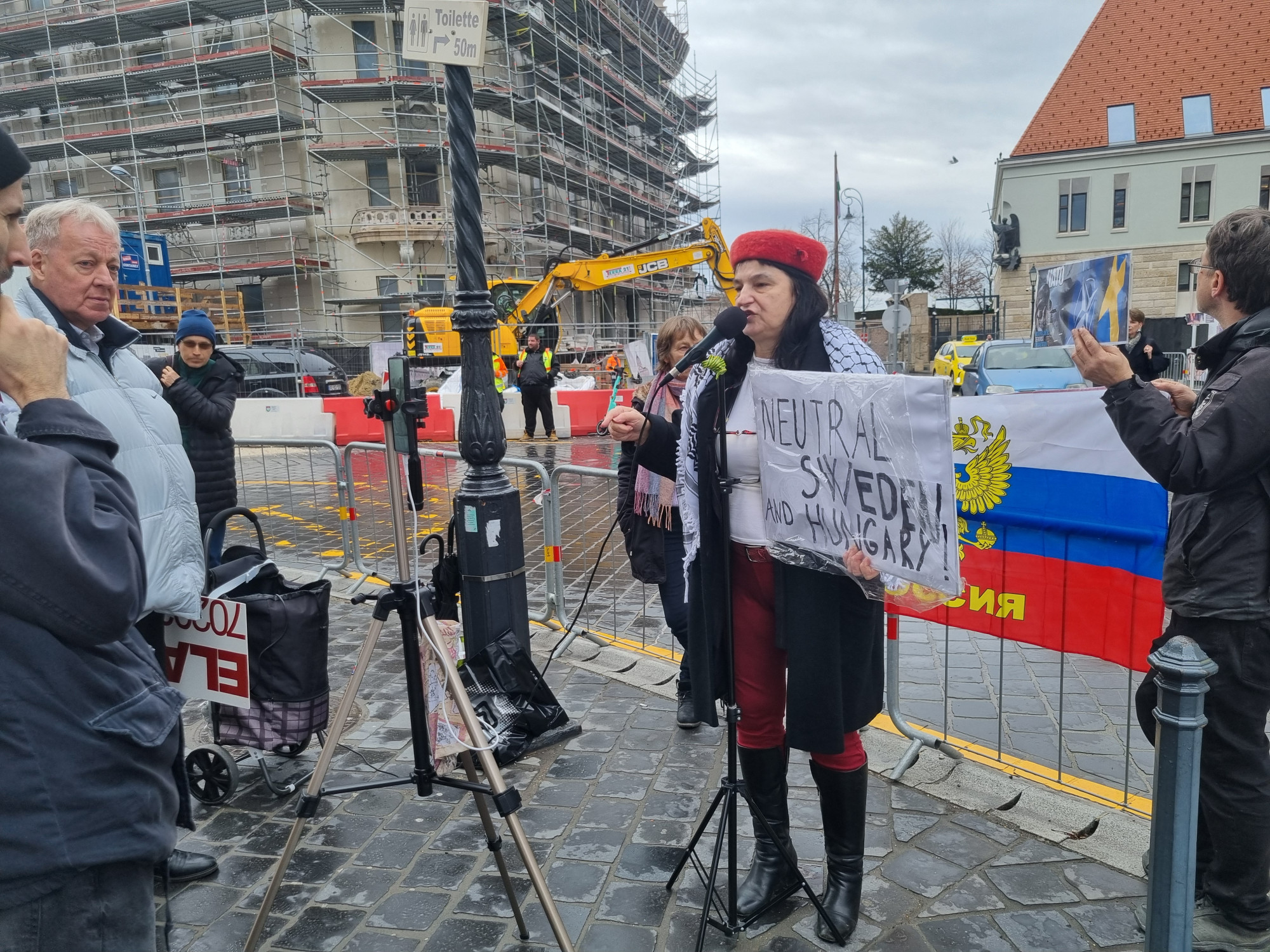 Svédország NATO-csatlakozása ellen tüntettek páran a Karmelita előtt