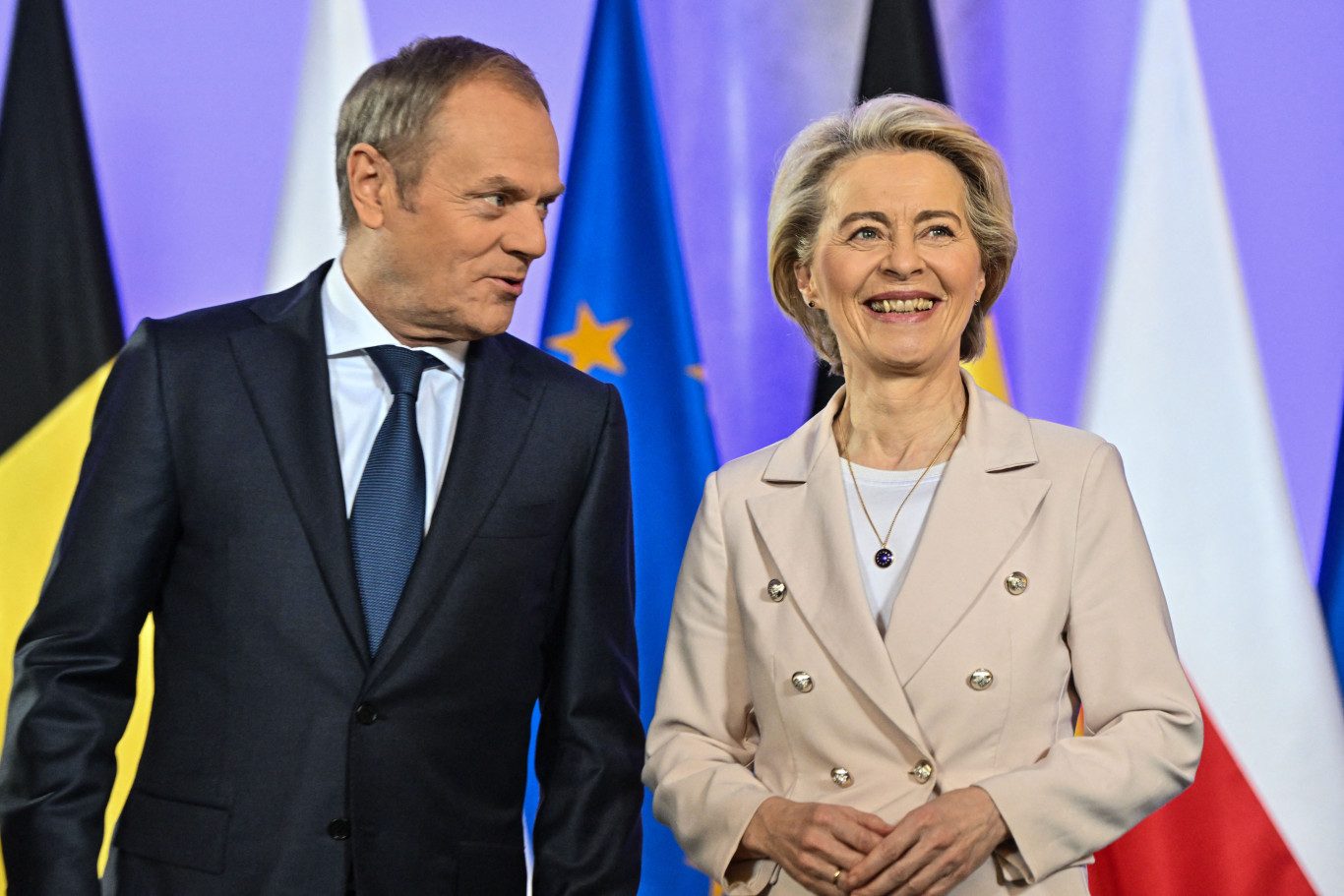 Nehezen betartható ígéretekre kap meg Lengyelország 137 milliárd eurónyi uniós forrást, Magyarország egyedül marad az EU-s szamárpadban