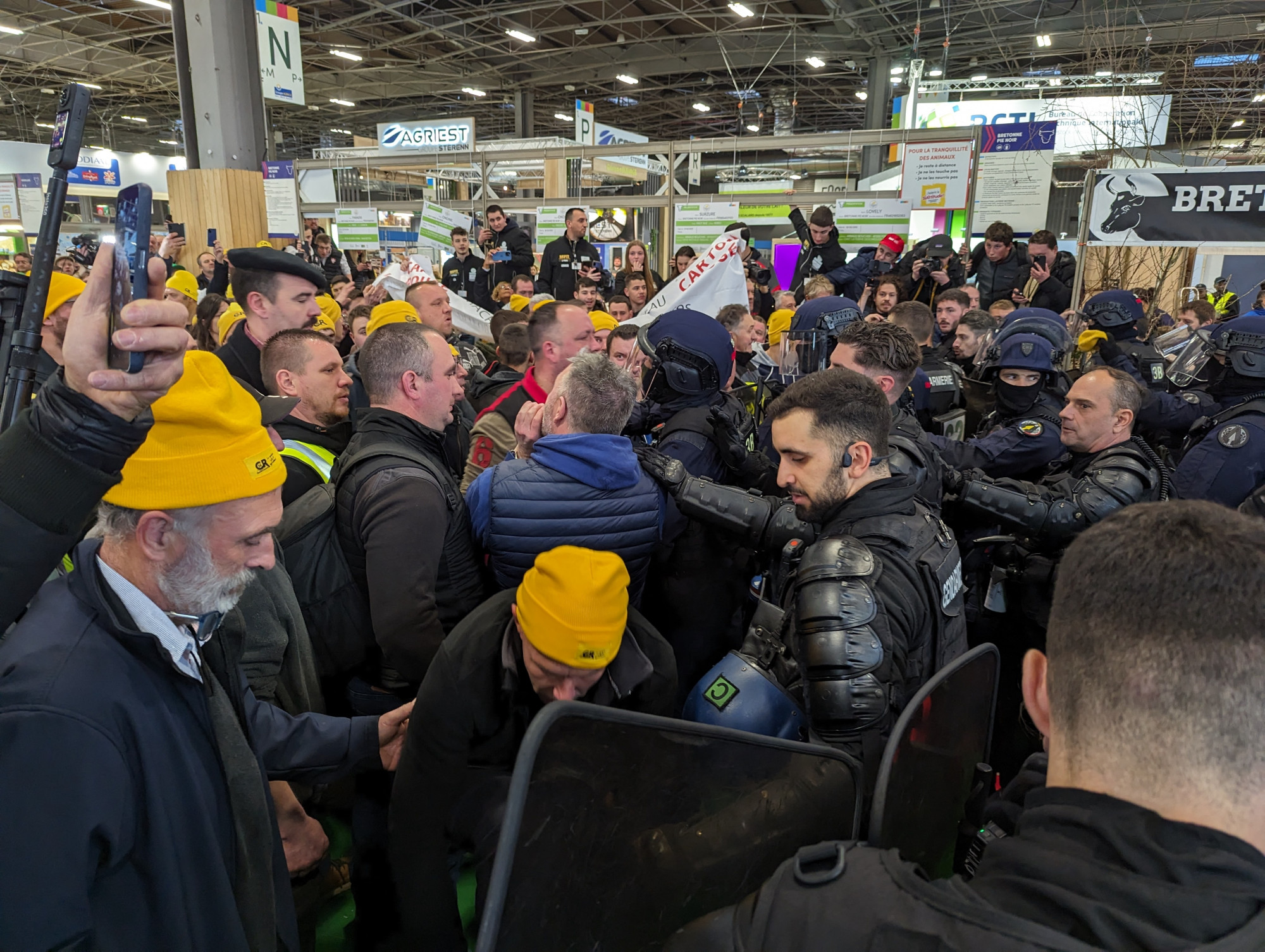 A párizsi mezőgazdasági kiállításon csaptak össze a rendőrökkel a dühös francia gazdák