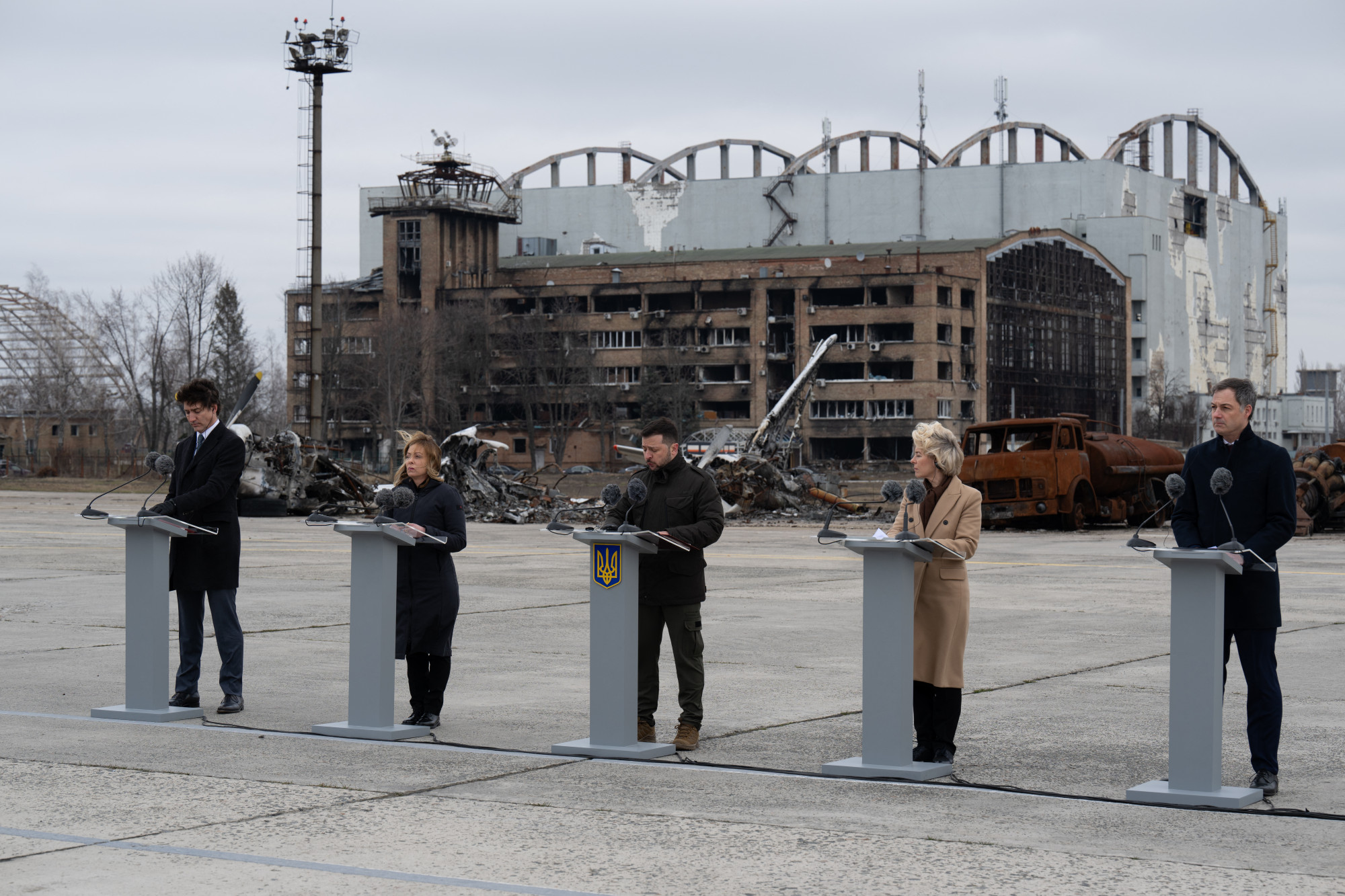 A Kijev melletti szétlőtt repülőtéren mondtak beszédet uniós vezetők a háború évfordulóján