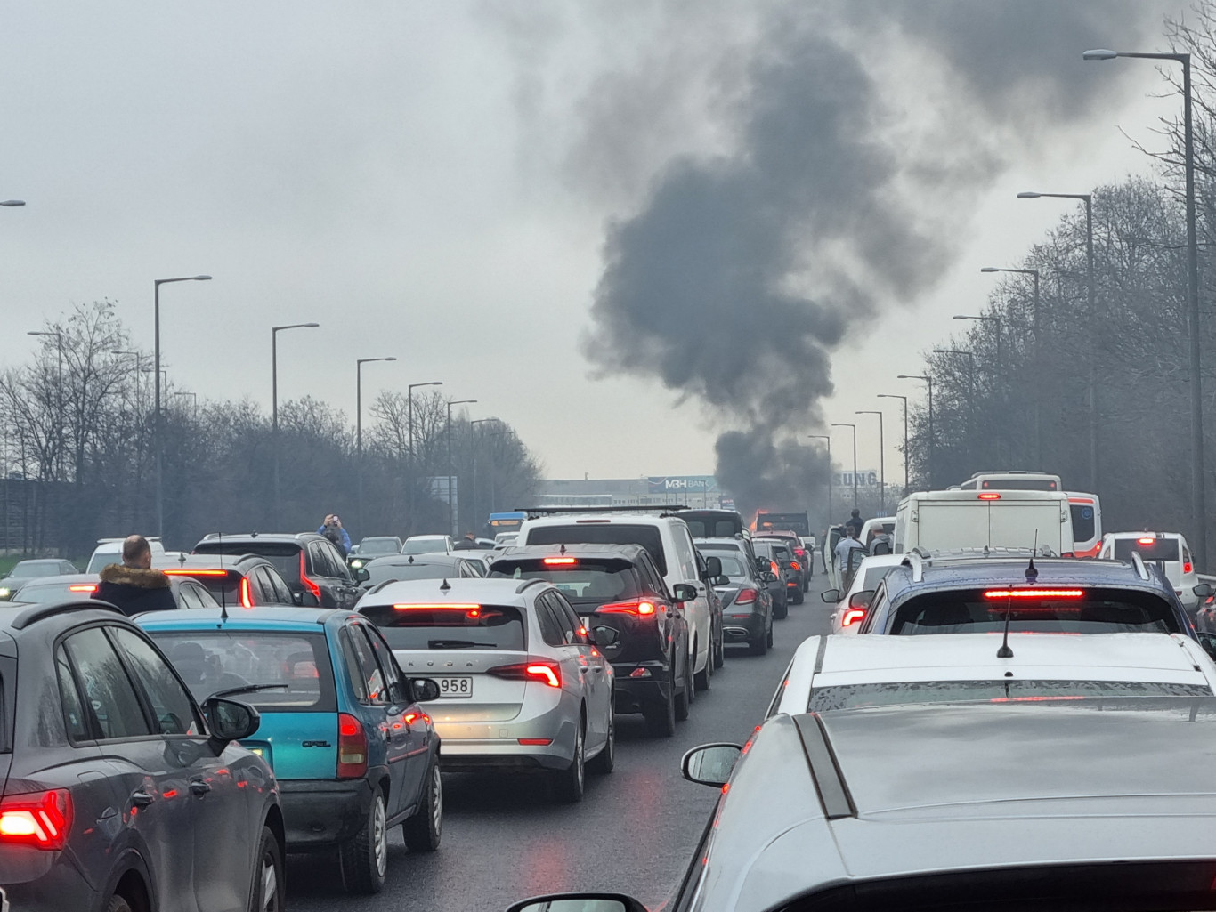 Kigyulladt egy autó az M1-M7 bevezetőjén