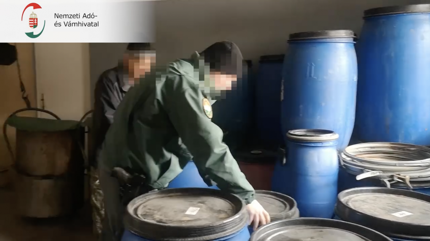 25 ezer liter ismeretlen eredetű szeszt foglalt le a NAV egy kutyapanziós pincéjében