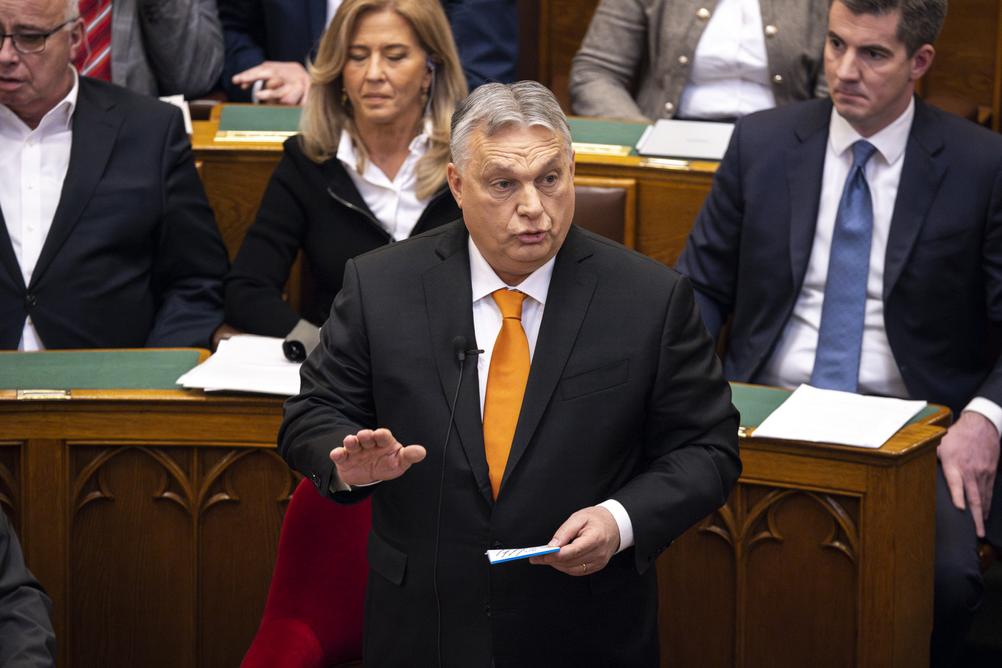 „Ha önök azt gondolják, hogy ezt érdemes az alkotmányba emelni, nem leszünk akadályai ennek” – mondta Orbán Toroczkainak a készpénzhasználatról