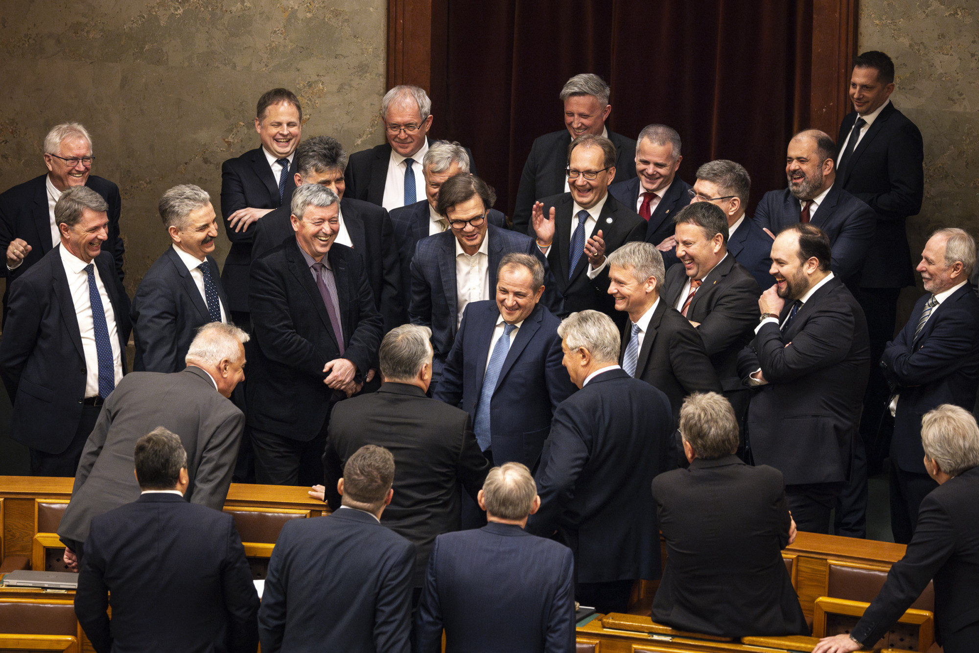 Orbánisták hevernek az Orbán-busz kerekei alatt