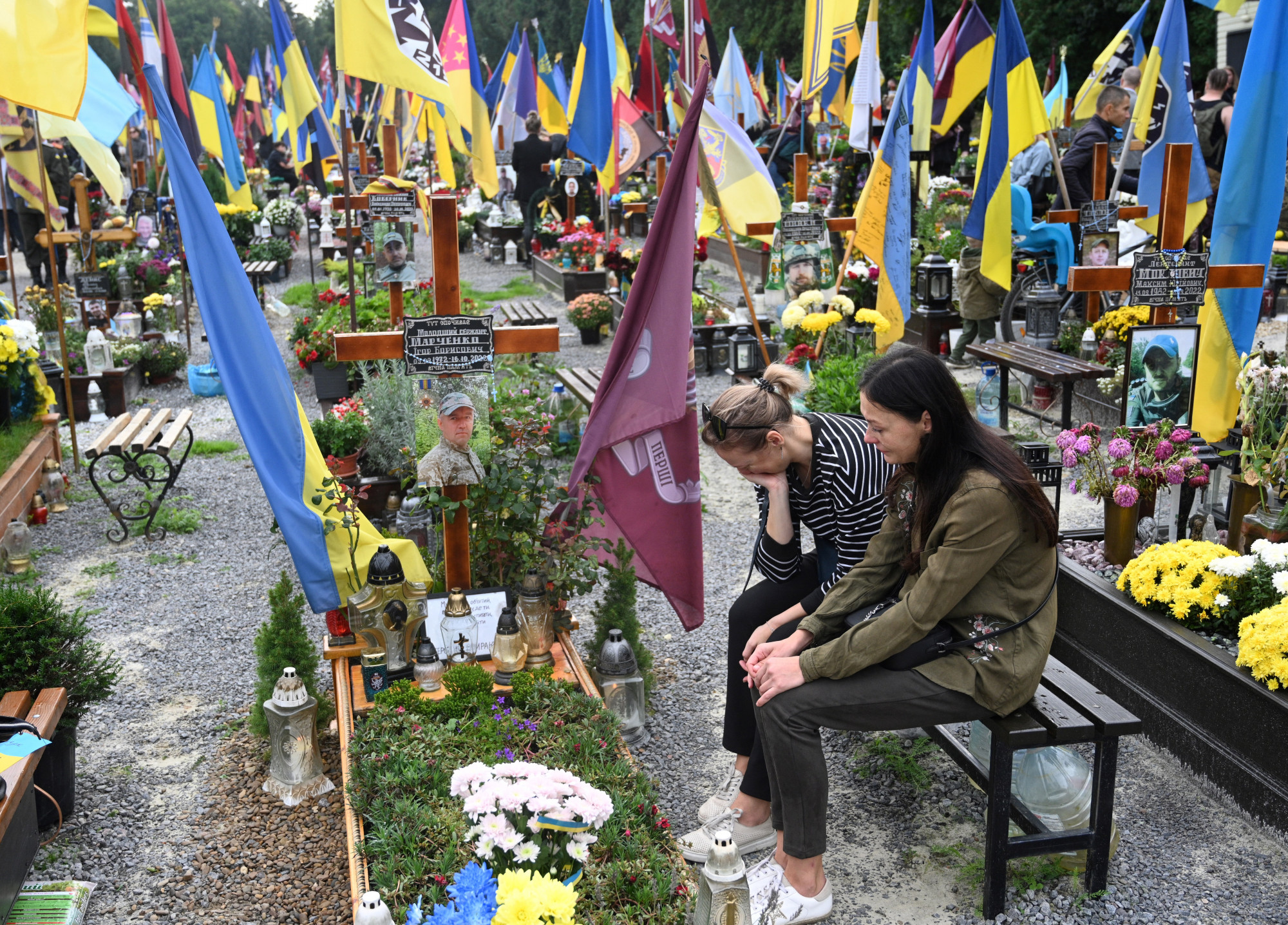 Gyászolók egy ukrán katona sírjánál Lvivben, 2023 októberében