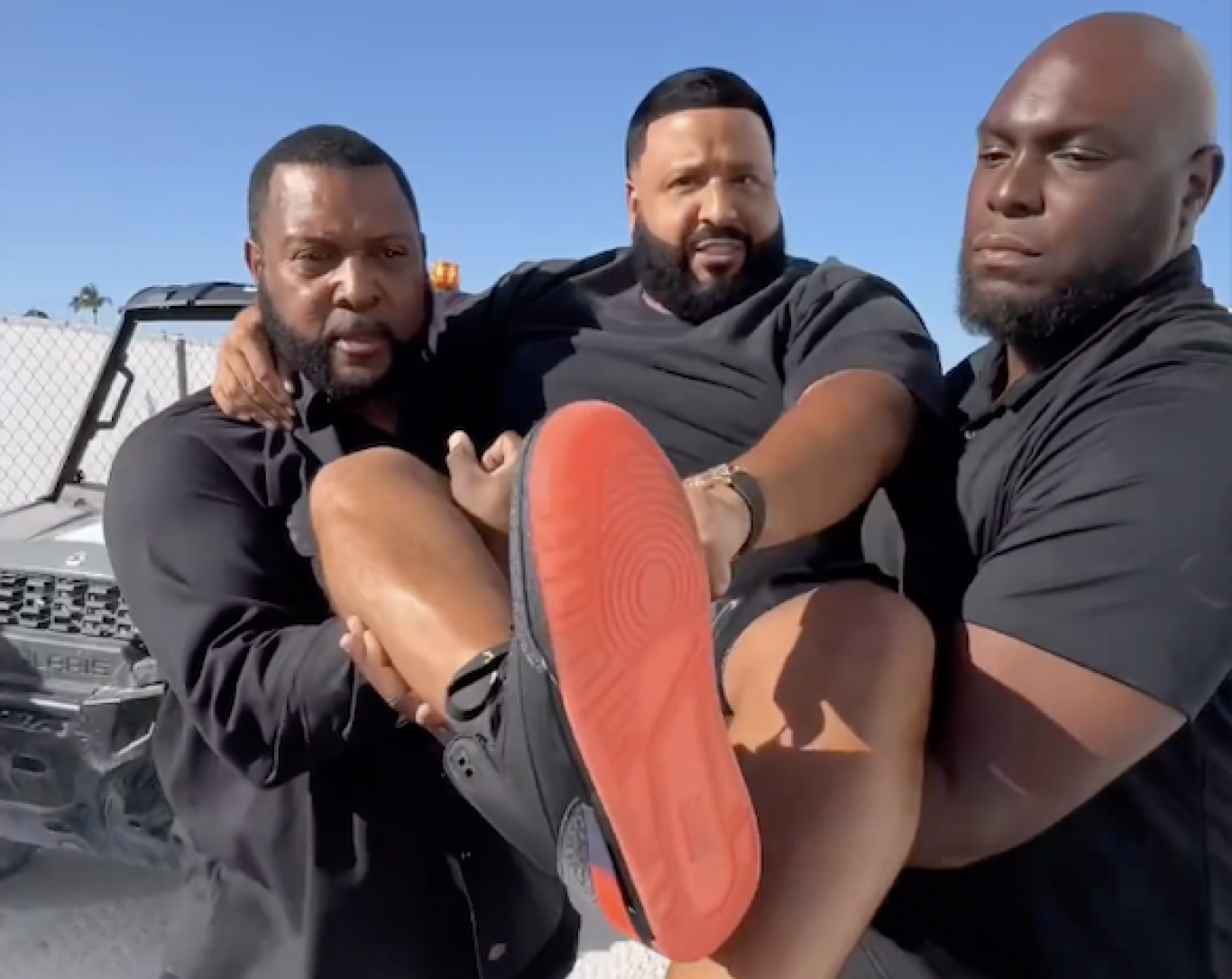Majdnem bekoszolódott DJ Khaled cipőtalpa, de a biztonsági őrök szerencsére felkapták