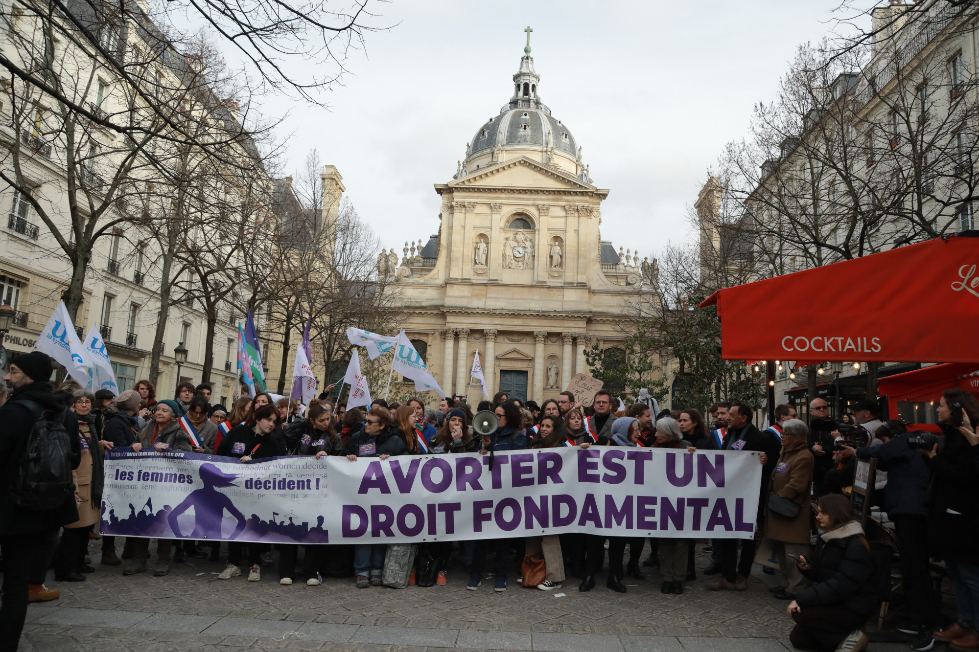Alkotmányos joggá teszik az abortuszt Franciaországban, hogy a jövőben se lehessen elvenni a nők jogait