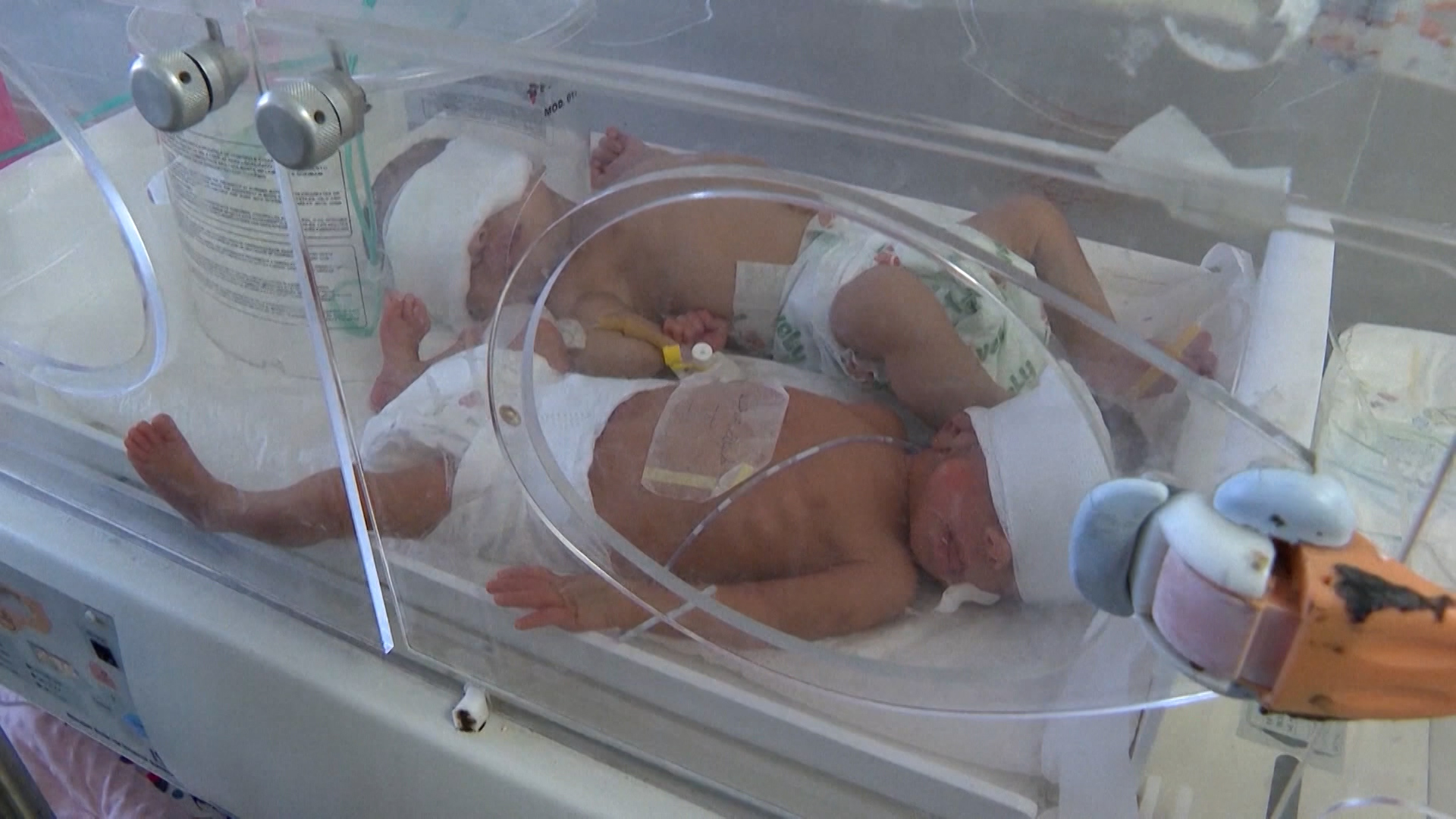 Túlzsúfolt inkubátorokban próbálják megmenteni az újszülöttek életét egy rafahi szülészeti klinikán