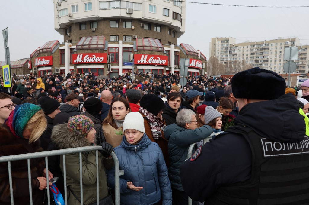 Véget ért Navalnij gyászszertartása, több százan tapsolták meg a templomhoz érkező koporsót