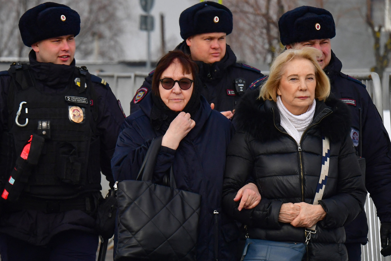 Közösen rótta le kegyeletét a sírnál Alekszej Navalnij édesanyja és anyósa