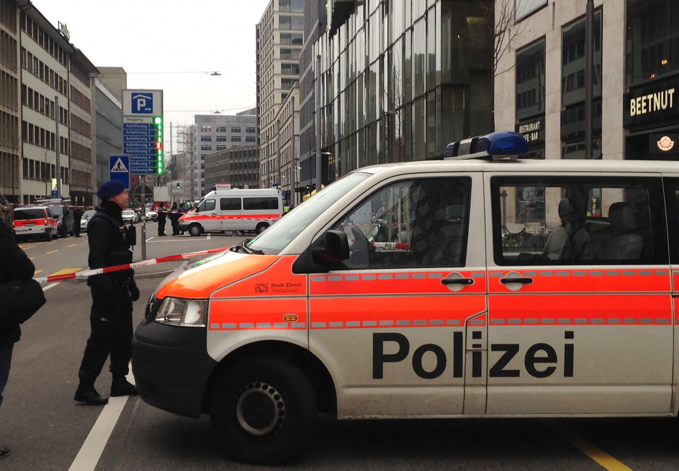 Zürichben megerősítették a biztonsági intézkedéseket, miután az éjjel megkéseltek egy ortodox zsidót Zürichben megerősítették a biztonsági intézkedéseket, miután az éjjel megkéseltek egy ortodox zsidót