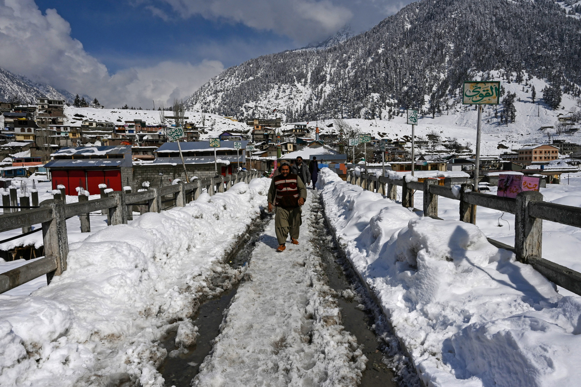 Legalább 35 ember meghalt, amikor váratlanul havazni kezdett Pakisztánban