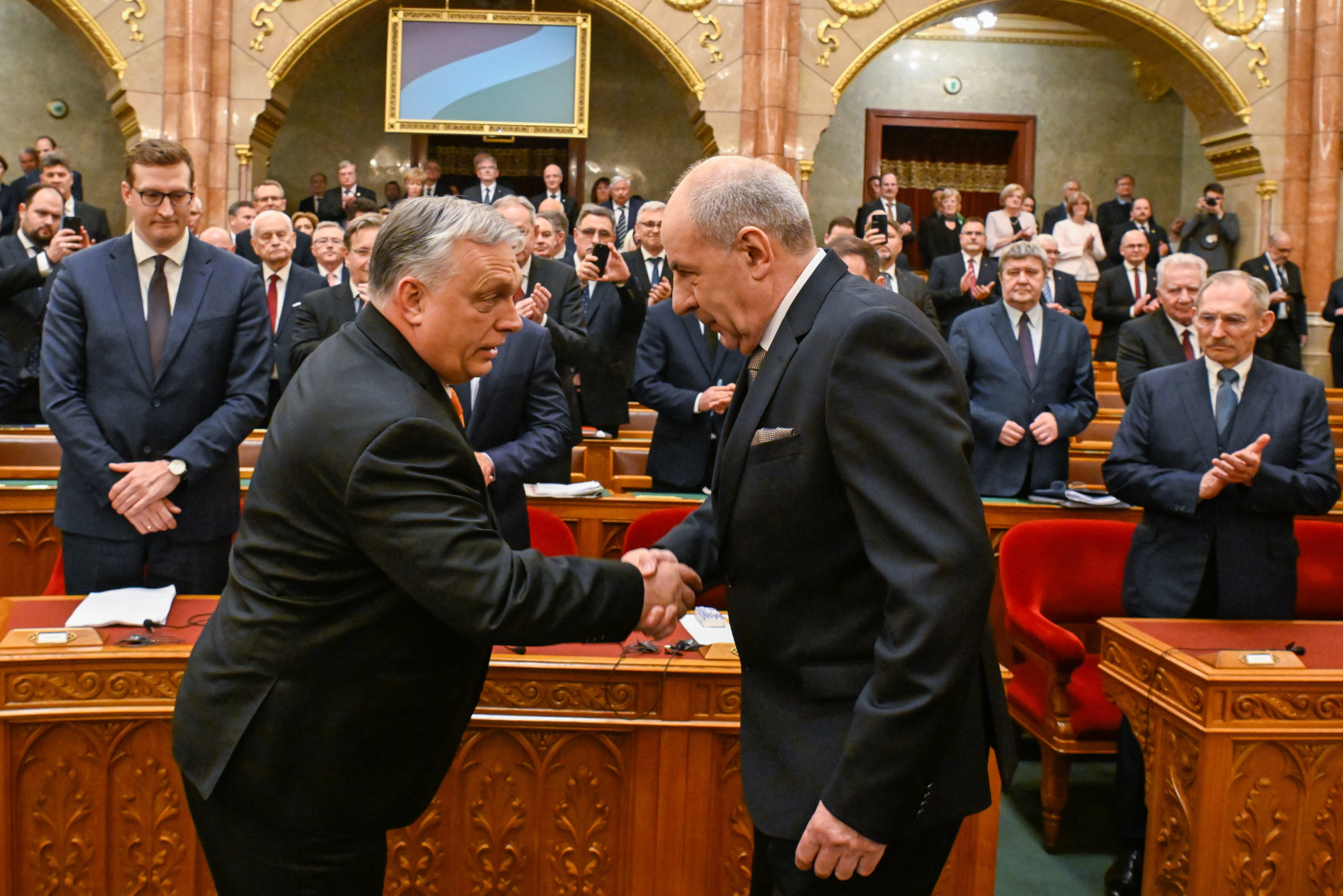 Kellett hozzá fél nap, hogy Orbán leírja, amit Szijjártó nem: „orosz rakétatámadás” érte Munkácsot