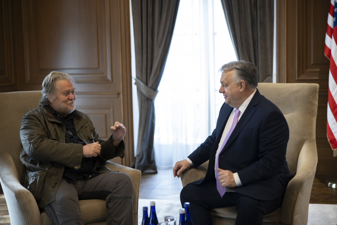 Steve Bannont fogadta Orbán a washingtoni magyar nagykövetségen