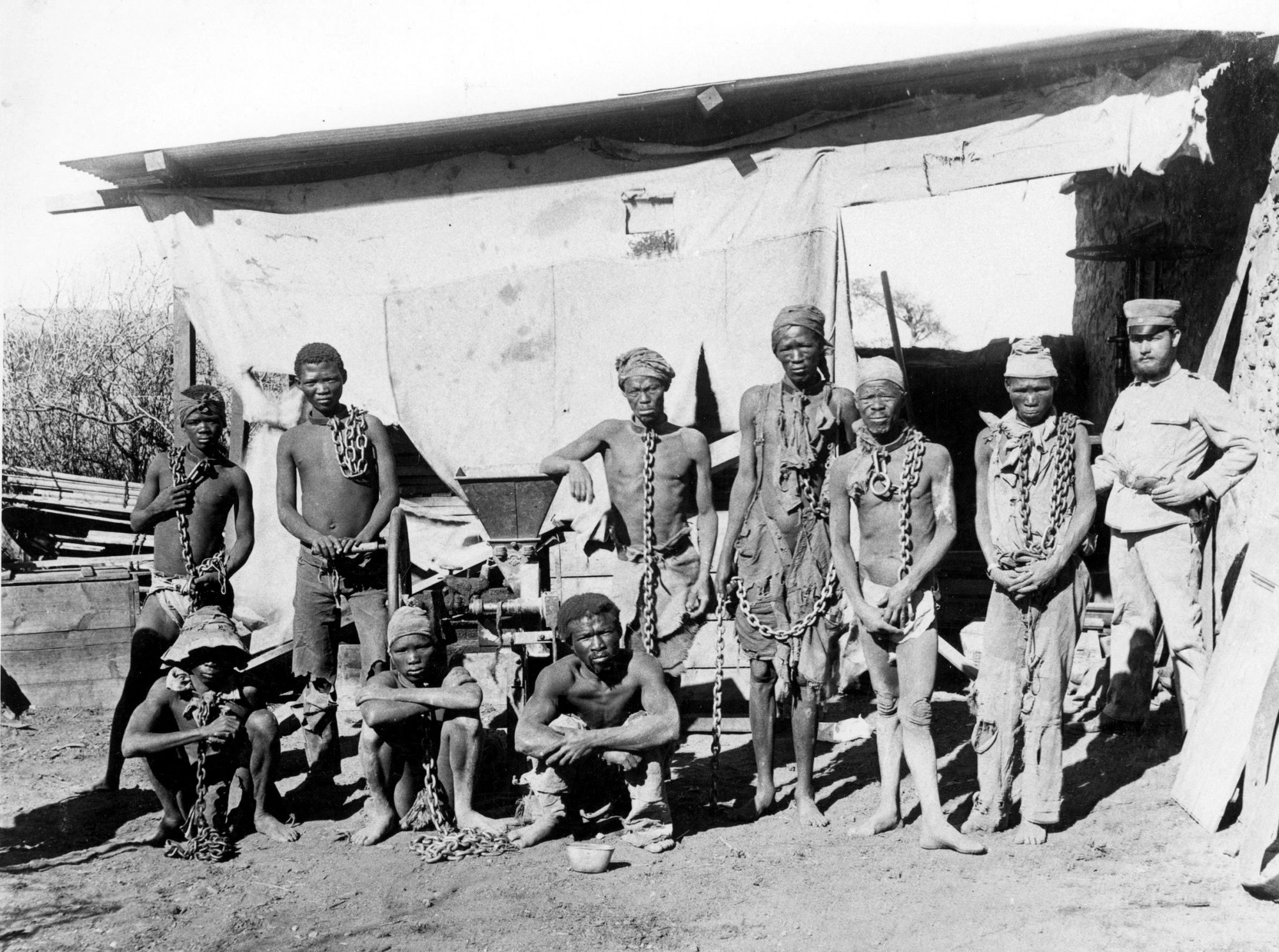 Az őslakos namíbiai népcsoportok a 20. század elején elkobzott földjeik visszaadását követelik