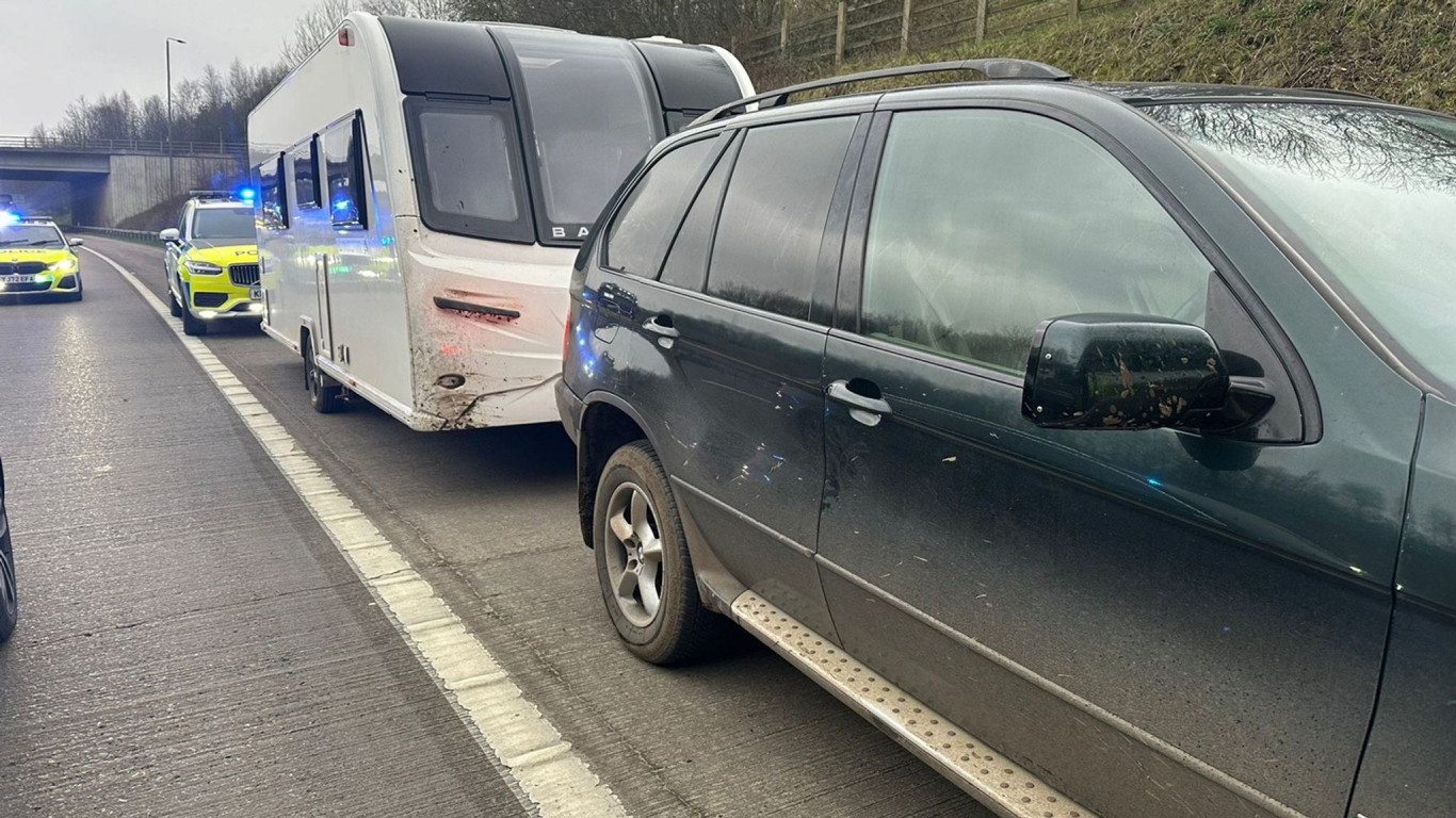 Lakókocsival együtt kötött el egy BMW-t egy 11 éves fiú