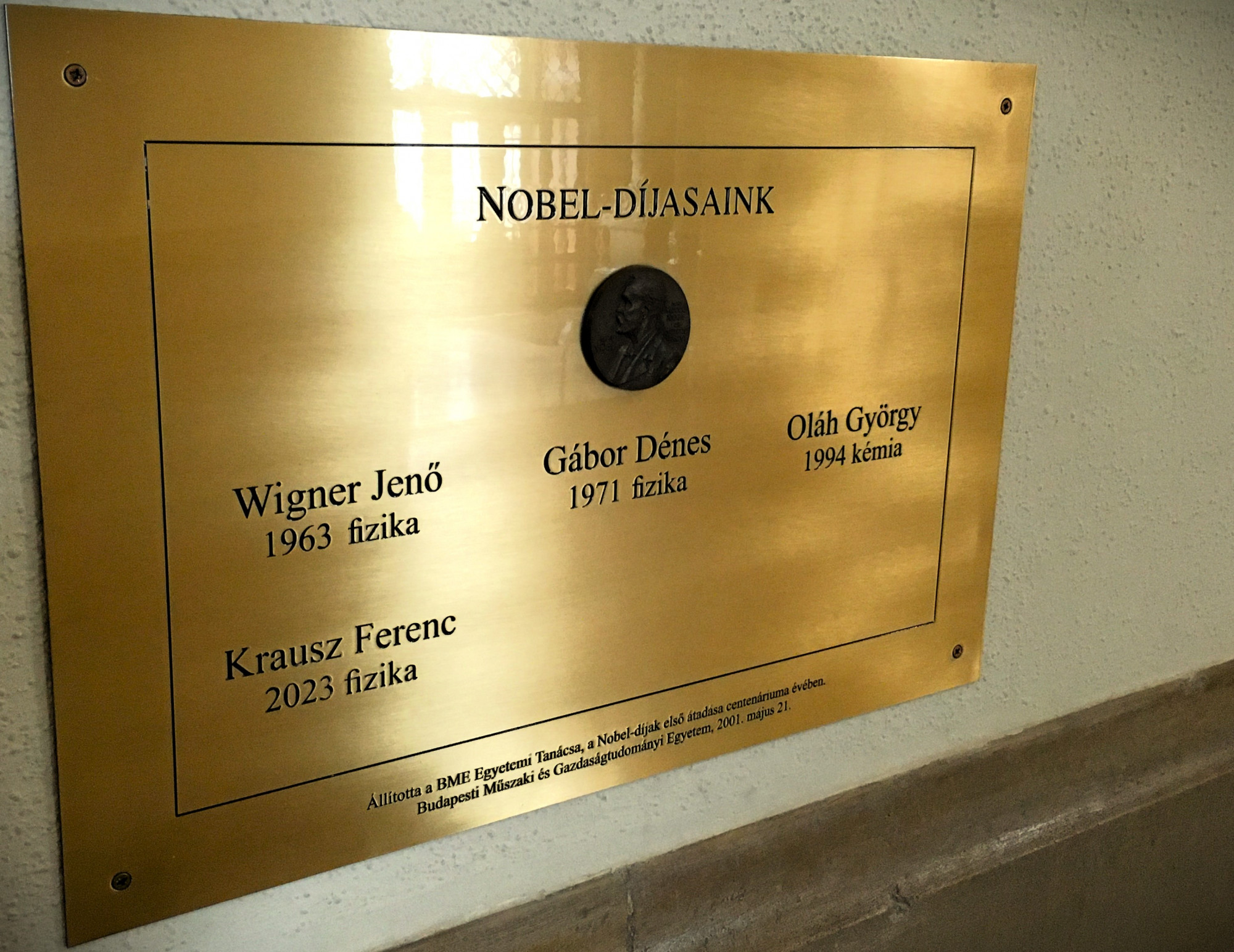 Nobel-díjas alumnik táblája a Budapesti Műszaki és Gazdaságtudományi Egyetem K épületének aulájában 2024. március 8-án