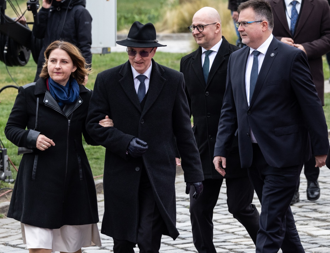 Judge Doom a beiktatáson: bábjáték helyett duplacsavaros rajzfilmvalóság Varga Zs. András egyedülálló divatperformanszában