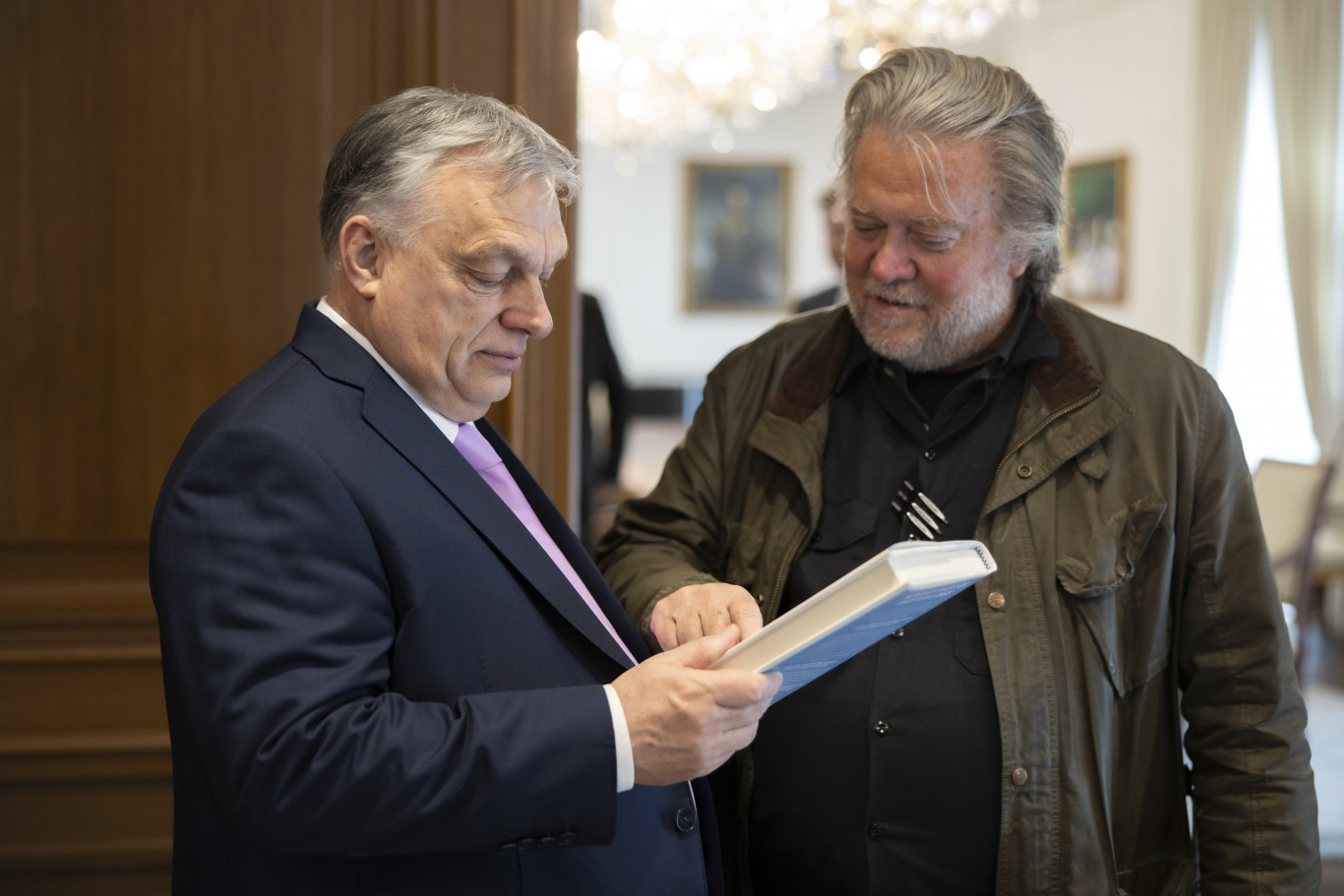 Steve Bannonnak július 1-ig börtönbe kell vonulnia