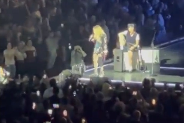 Madonna számonkérte egy kerekesszékes rajongóját, hogy miért nem áll fel a koncertjén