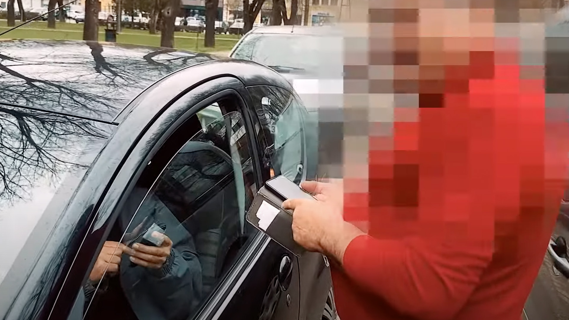 Benny Hill-szerű videón, ahogy a néma K. Endre beletolat újságírók autójába, majd a magyart törő barátja agresszíven fellép az érdekében