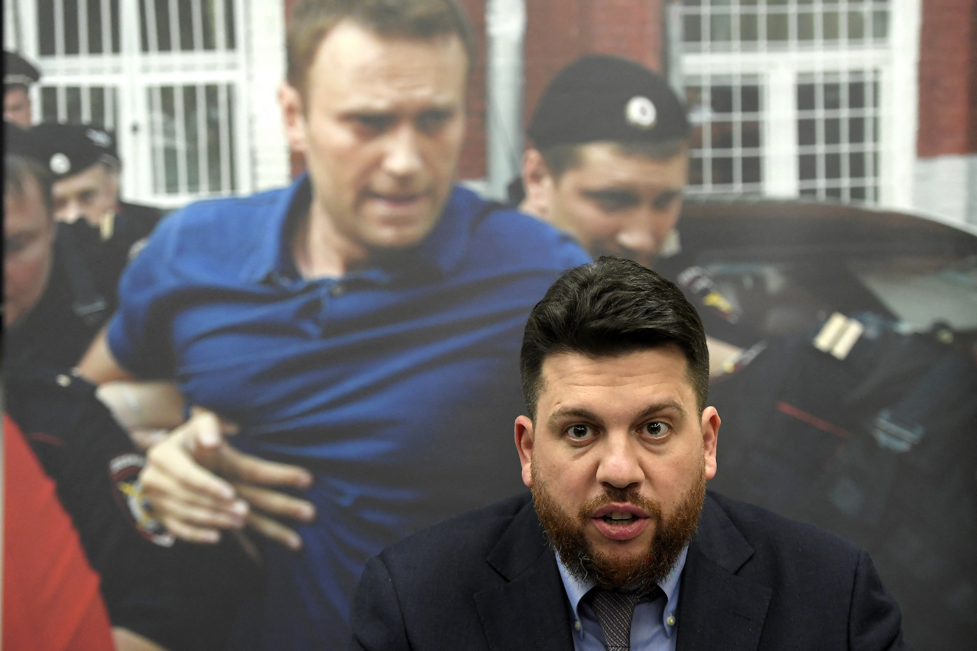 Kalapáccsal verték össze Navalnij volt kabinetfőnökét litvániai otthona előtt
