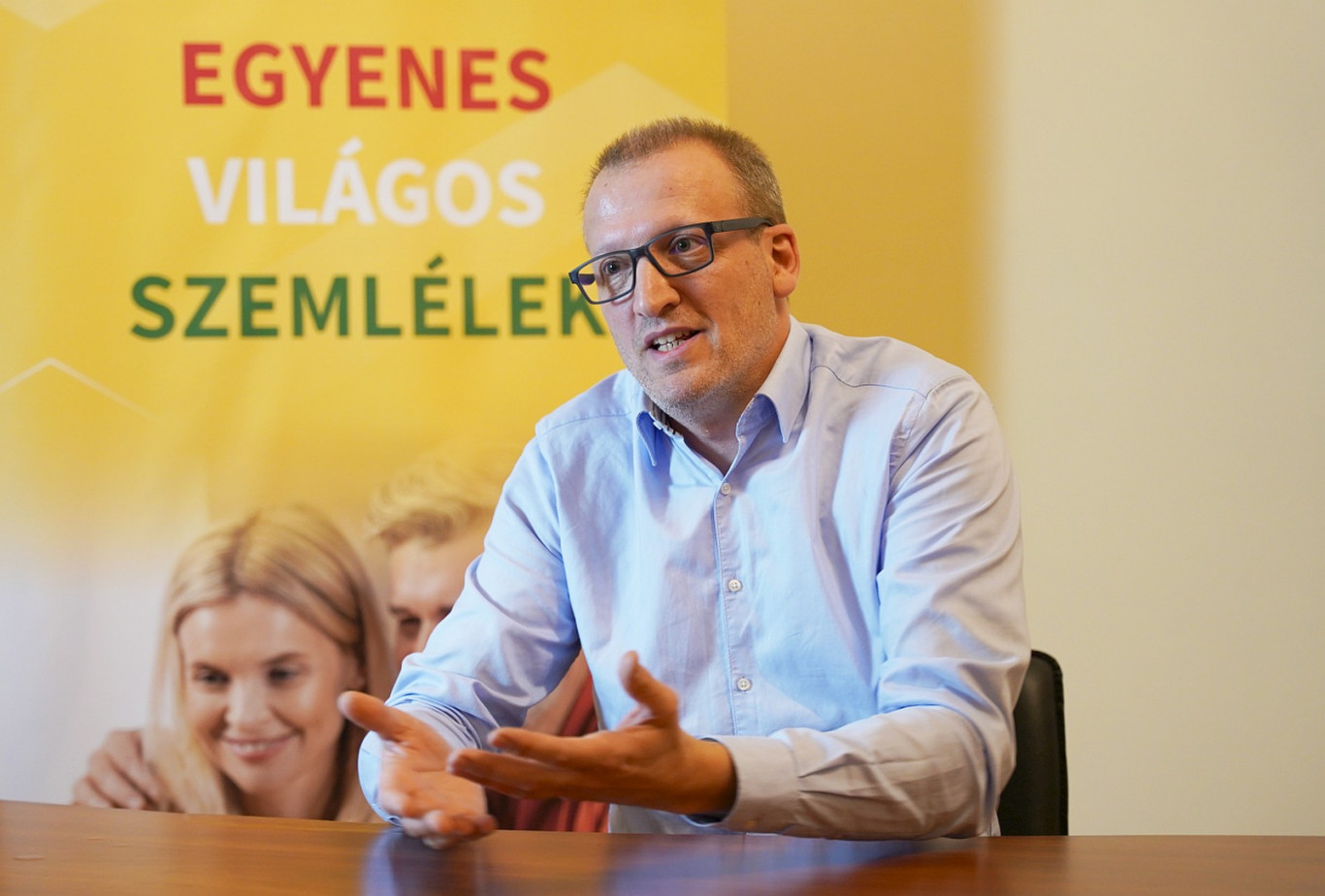 Tarr Zoltán pert fontolgat, mivel a politikai véleménye miatt rúgták ki, amit Menczer Tamás nyíltan be is vallott