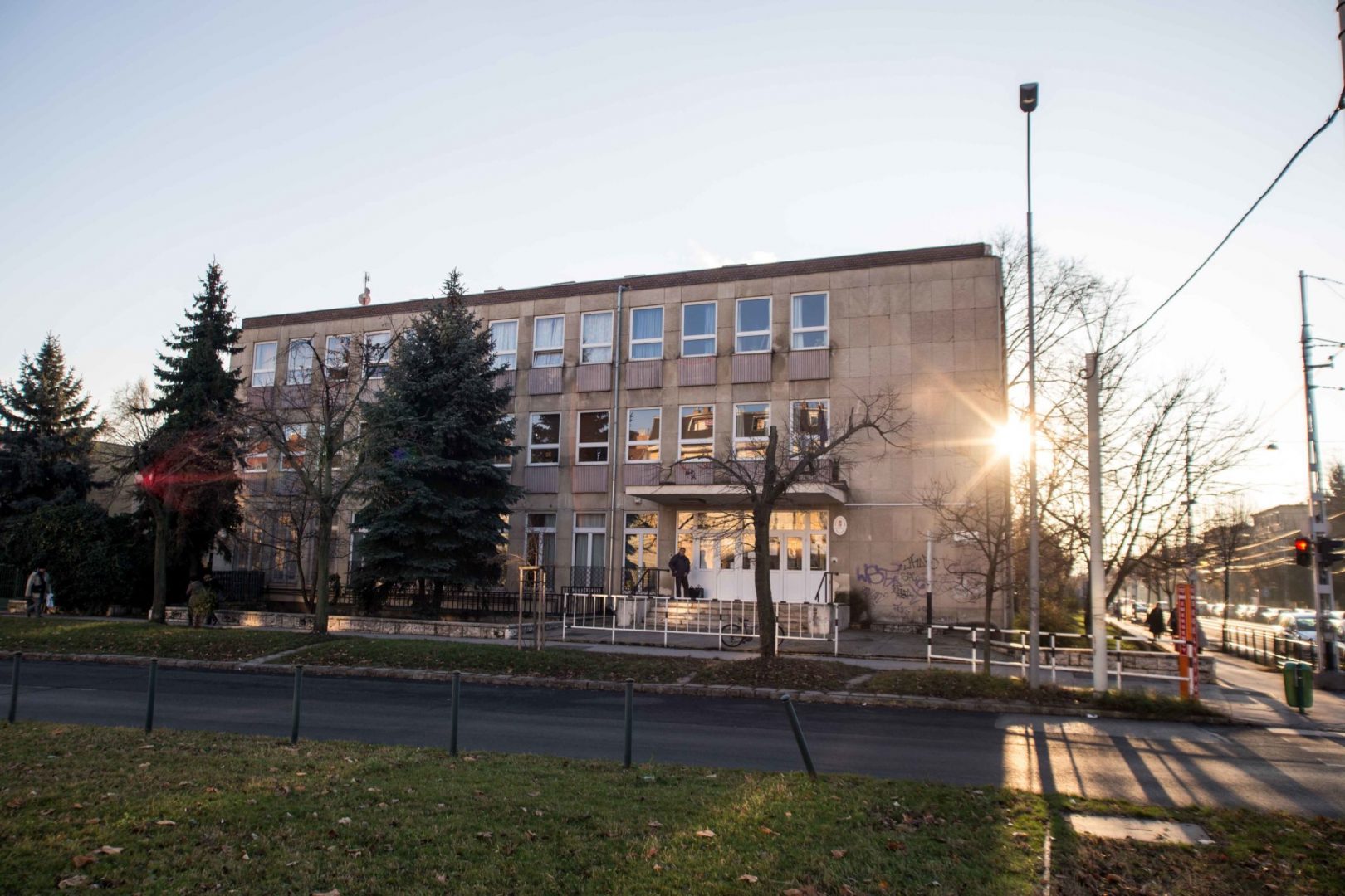 A zuglói Jókai Mór általános iskolát is átvenné a katolikus egyház, az intézményben pedig fontos szerephez juthat a nyíltan a Fidesz mellett kampányoló helyi plébános