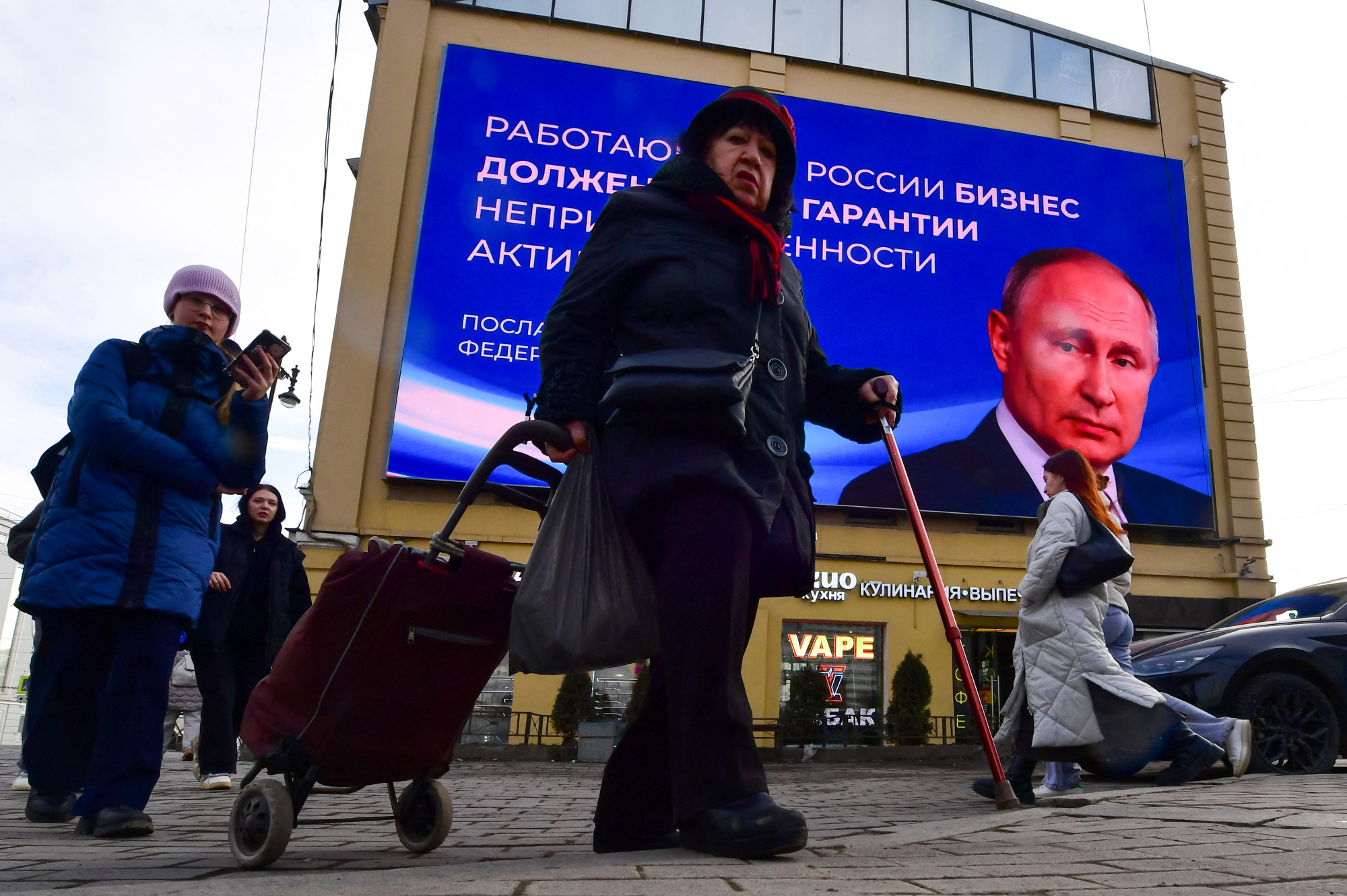 Így néz ki Putyinék elnökválasztási forgatókönyve, amit ellenzéki akciókkal és ukrán drónokkal próbálnak megzavarni