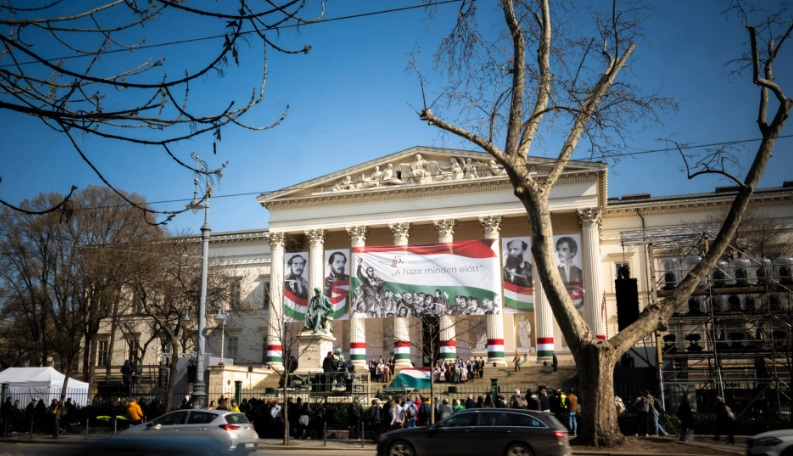 Március 15.: Orbán a Nemzeti Múzeumnál mond beszédet, Magyar Péter délutánra szervezett tüntetést