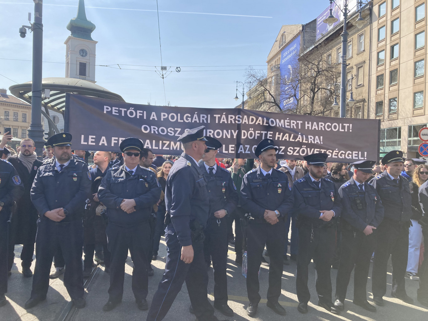 A Sétáló Budapest orosz szövetséget kritizáló molinója kiverte a biztosítékot az állami díszünepségen
